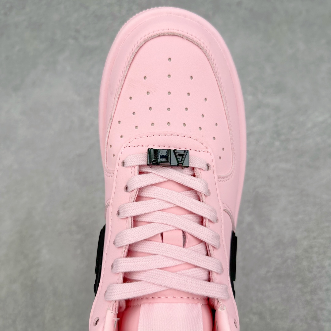 图片[4]-＃福利特价 AMBUSH x NK Air Force 1 Low 空军一号宽底版系列低帮百搭休闲运动板鞋 联名大钩 DV3464-108 在 Yoon Ahn 的职权范围内 AMBUSH 已经确立了自己在日本街头服饰生态系统中的主要地位 同时通过 Air Adjust Force 和一系列 Dunks 的合作帮助 他们最近在美国的东亚印记显着扩大 预计将在这个假期首次亮相 该品牌现在将其人才带入 Air Force 1，这是这两个群体年轻的四年关系中的第一次 除了之前看到的“白/黑”AF1 后者的结构始终采用优质工具 鞋面采用高端滚纹皮革 而 AMBUSH 品牌的鞋跟夹和加长的摩托车尾管 Swooshes 为下面所示的包覆设计注入了个性 相对于标志性的“三重黑”美学 深黑色产品享有上述色调的完全色调处理 除了它的中足格纹和上鞋舌品牌 它用清爽的白色细节和镀铬杜布拉斯照亮了漆黑的整体 “皇家蓝”锚定了从鞋垫到第二套服装不间断鞋底单元的所有东西 而与上述相同的装饰 – 包括鞋跟标签 – 以名义上的黄色阴影结束 尺码：36 36.5 37.5 38 38.5 39 40 40.5 41 42 42.5 43 44 44.5 45-选品中心