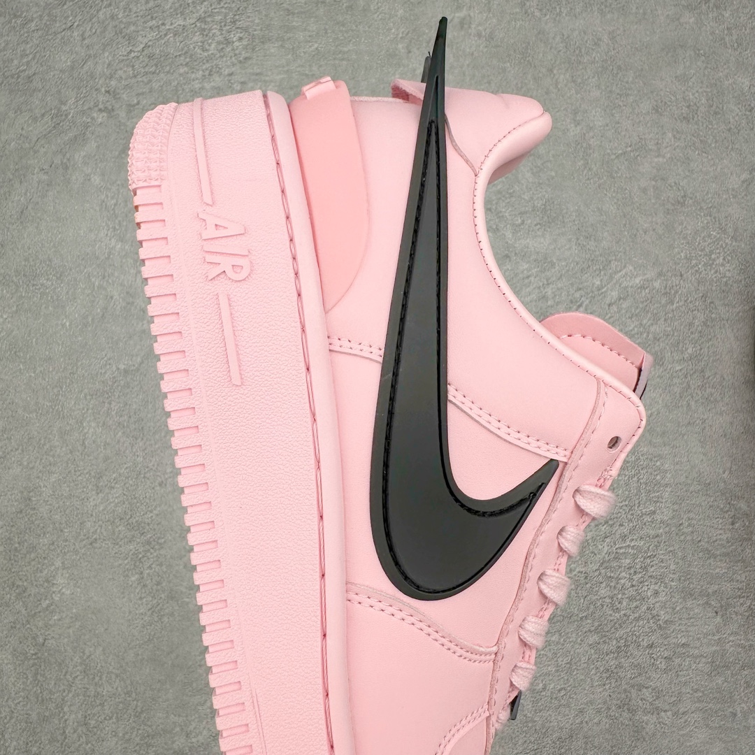 图片[6]-＃福利特价 AMBUSH x NK Air Force 1 Low 空军一号宽底版系列低帮百搭休闲运动板鞋 联名大钩 DV3464-108 在 Yoon Ahn 的职权范围内 AMBUSH 已经确立了自己在日本街头服饰生态系统中的主要地位 同时通过 Air Adjust Force 和一系列 Dunks 的合作帮助 他们最近在美国的东亚印记显着扩大 预计将在这个假期首次亮相 该品牌现在将其人才带入 Air Force 1，这是这两个群体年轻的四年关系中的第一次 除了之前看到的“白/黑”AF1 后者的结构始终采用优质工具 鞋面采用高端滚纹皮革 而 AMBUSH 品牌的鞋跟夹和加长的摩托车尾管 Swooshes 为下面所示的包覆设计注入了个性 相对于标志性的“三重黑”美学 深黑色产品享有上述色调的完全色调处理 除了它的中足格纹和上鞋舌品牌 它用清爽的白色细节和镀铬杜布拉斯照亮了漆黑的整体 “皇家蓝”锚定了从鞋垫到第二套服装不间断鞋底单元的所有东西 而与上述相同的装饰 – 包括鞋跟标签 – 以名义上的黄色阴影结束 尺码：36 36.5 37.5 38 38.5 39 40 40.5 41 42 42.5 43 44 44.5 45-选品中心