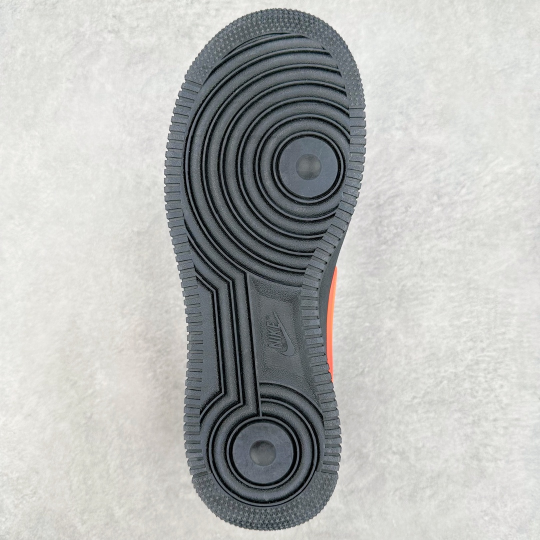 图片[9]-＃福利特价 AMBUSH x NK Air Force 1 Low 空军一号宽底版系列低帮百搭休闲运动板鞋 联名大钩 DV3464-001 在 Yoon Ahn 的职权范围内 AMBUSH 已经确立了自己在日本街头服饰生态系统中的主要地位 同时通过 Air Adjust Force 和一系列 Dunks 的合作帮助 他们最近在美国的东亚印记显着扩大 预计将在这个假期首次亮相 该品牌现在将其人才带入 Air Force 1，这是这两个群体年轻的四年关系中的第一次 除了之前看到的“白/黑”AF1 后者的结构始终采用优质工具 鞋面采用高端滚纹皮革 而 AMBUSH 品牌的鞋跟夹和加长的摩托车尾管 Swooshes 为下面所示的包覆设计注入了个性 相对于标志性的“三重黑”美学 深黑色产品享有上述色调的完全色调处理 除了它的中足格纹和上鞋舌品牌 它用清爽的白色细节和镀铬杜布拉斯照亮了漆黑的整体 “皇家蓝”锚定了从鞋垫到第二套服装不间断鞋底单元的所有东西 而与上述相同的装饰 – 包括鞋跟标签 – 以名义上的黄色阴影结束 尺码：36 36.5 37.5 38 38.5 39 40 40.5 41 42 42.5 43 44 44.5 45-选品中心