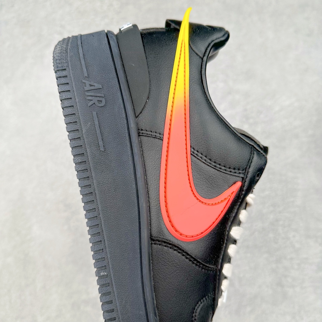 图片[6]-＃福利特价 AMBUSH x NK Air Force 1 Low 空军一号宽底版系列低帮百搭休闲运动板鞋 联名大钩 DV3464-001 在 Yoon Ahn 的职权范围内 AMBUSH 已经确立了自己在日本街头服饰生态系统中的主要地位 同时通过 Air Adjust Force 和一系列 Dunks 的合作帮助 他们最近在美国的东亚印记显着扩大 预计将在这个假期首次亮相 该品牌现在将其人才带入 Air Force 1，这是这两个群体年轻的四年关系中的第一次 除了之前看到的“白/黑”AF1 后者的结构始终采用优质工具 鞋面采用高端滚纹皮革 而 AMBUSH 品牌的鞋跟夹和加长的摩托车尾管 Swooshes 为下面所示的包覆设计注入了个性 相对于标志性的“三重黑”美学 深黑色产品享有上述色调的完全色调处理 除了它的中足格纹和上鞋舌品牌 它用清爽的白色细节和镀铬杜布拉斯照亮了漆黑的整体 “皇家蓝”锚定了从鞋垫到第二套服装不间断鞋底单元的所有东西 而与上述相同的装饰 – 包括鞋跟标签 – 以名义上的黄色阴影结束 尺码：36 36.5 37.5 38 38.5 39 40 40.5 41 42 42.5 43 44 44.5 45-选品中心