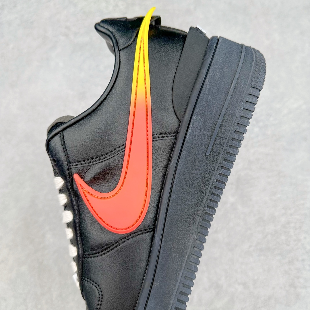 图片[7]-＃福利特价 AMBUSH x NK Air Force 1 Low 空军一号宽底版系列低帮百搭休闲运动板鞋 联名大钩 DV3464-001 在 Yoon Ahn 的职权范围内 AMBUSH 已经确立了自己在日本街头服饰生态系统中的主要地位 同时通过 Air Adjust Force 和一系列 Dunks 的合作帮助 他们最近在美国的东亚印记显着扩大 预计将在这个假期首次亮相 该品牌现在将其人才带入 Air Force 1，这是这两个群体年轻的四年关系中的第一次 除了之前看到的“白/黑”AF1 后者的结构始终采用优质工具 鞋面采用高端滚纹皮革 而 AMBUSH 品牌的鞋跟夹和加长的摩托车尾管 Swooshes 为下面所示的包覆设计注入了个性 相对于标志性的“三重黑”美学 深黑色产品享有上述色调的完全色调处理 除了它的中足格纹和上鞋舌品牌 它用清爽的白色细节和镀铬杜布拉斯照亮了漆黑的整体 “皇家蓝”锚定了从鞋垫到第二套服装不间断鞋底单元的所有东西 而与上述相同的装饰 – 包括鞋跟标签 – 以名义上的黄色阴影结束 尺码：36 36.5 37.5 38 38.5 39 40 40.5 41 42 42.5 43 44 44.5 45-选品中心