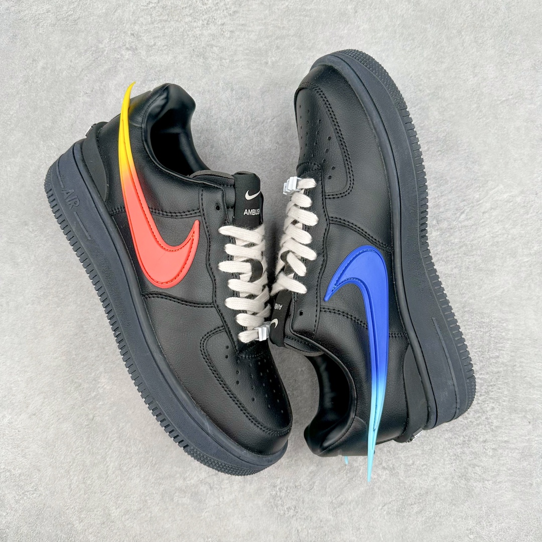 图片[3]-＃福利特价 AMBUSH x NK Air Force 1 Low 空军一号宽底版系列低帮百搭休闲运动板鞋 联名大钩 DV3464-001 在 Yoon Ahn 的职权范围内 AMBUSH 已经确立了自己在日本街头服饰生态系统中的主要地位 同时通过 Air Adjust Force 和一系列 Dunks 的合作帮助 他们最近在美国的东亚印记显着扩大 预计将在这个假期首次亮相 该品牌现在将其人才带入 Air Force 1，这是这两个群体年轻的四年关系中的第一次 除了之前看到的“白/黑”AF1 后者的结构始终采用优质工具 鞋面采用高端滚纹皮革 而 AMBUSH 品牌的鞋跟夹和加长的摩托车尾管 Swooshes 为下面所示的包覆设计注入了个性 相对于标志性的“三重黑”美学 深黑色产品享有上述色调的完全色调处理 除了它的中足格纹和上鞋舌品牌 它用清爽的白色细节和镀铬杜布拉斯照亮了漆黑的整体 “皇家蓝”锚定了从鞋垫到第二套服装不间断鞋底单元的所有东西 而与上述相同的装饰 – 包括鞋跟标签 – 以名义上的黄色阴影结束 尺码：36 36.5 37.5 38 38.5 39 40 40.5 41 42 42.5 43 44 44.5 45-选品中心