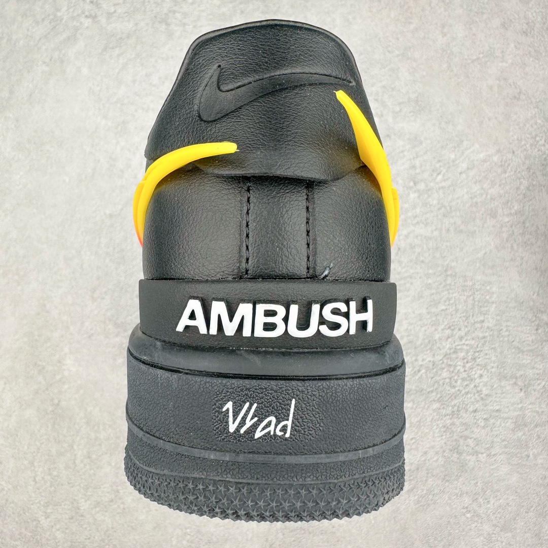 图片[8]-＃福利特价 AMBUSH x NK Air Force 1 Low 空军一号宽底版系列低帮百搭休闲运动板鞋 联名大钩 DV3464-001 在 Yoon Ahn 的职权范围内 AMBUSH 已经确立了自己在日本街头服饰生态系统中的主要地位 同时通过 Air Adjust Force 和一系列 Dunks 的合作帮助 他们最近在美国的东亚印记显着扩大 预计将在这个假期首次亮相 该品牌现在将其人才带入 Air Force 1，这是这两个群体年轻的四年关系中的第一次 除了之前看到的“白/黑”AF1 后者的结构始终采用优质工具 鞋面采用高端滚纹皮革 而 AMBUSH 品牌的鞋跟夹和加长的摩托车尾管 Swooshes 为下面所示的包覆设计注入了个性 相对于标志性的“三重黑”美学 深黑色产品享有上述色调的完全色调处理 除了它的中足格纹和上鞋舌品牌 它用清爽的白色细节和镀铬杜布拉斯照亮了漆黑的整体 “皇家蓝”锚定了从鞋垫到第二套服装不间断鞋底单元的所有东西 而与上述相同的装饰 – 包括鞋跟标签 – 以名义上的黄色阴影结束 尺码：36 36.5 37.5 38 38.5 39 40 40.5 41 42 42.5 43 44 44.5 45-选品中心