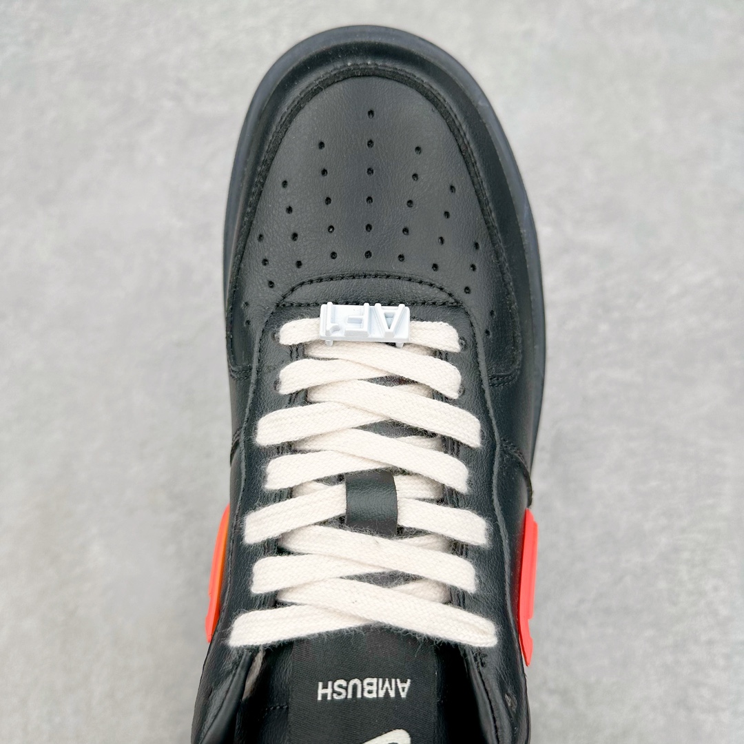 图片[4]-＃福利特价 AMBUSH x NK Air Force 1 Low 空军一号宽底版系列低帮百搭休闲运动板鞋 联名大钩 DV3464-001 在 Yoon Ahn 的职权范围内 AMBUSH 已经确立了自己在日本街头服饰生态系统中的主要地位 同时通过 Air Adjust Force 和一系列 Dunks 的合作帮助 他们最近在美国的东亚印记显着扩大 预计将在这个假期首次亮相 该品牌现在将其人才带入 Air Force 1，这是这两个群体年轻的四年关系中的第一次 除了之前看到的“白/黑”AF1 后者的结构始终采用优质工具 鞋面采用高端滚纹皮革 而 AMBUSH 品牌的鞋跟夹和加长的摩托车尾管 Swooshes 为下面所示的包覆设计注入了个性 相对于标志性的“三重黑”美学 深黑色产品享有上述色调的完全色调处理 除了它的中足格纹和上鞋舌品牌 它用清爽的白色细节和镀铬杜布拉斯照亮了漆黑的整体 “皇家蓝”锚定了从鞋垫到第二套服装不间断鞋底单元的所有东西 而与上述相同的装饰 – 包括鞋跟标签 – 以名义上的黄色阴影结束 尺码：36 36.5 37.5 38 38.5 39 40 40.5 41 42 42.5 43 44 44.5 45-选品中心