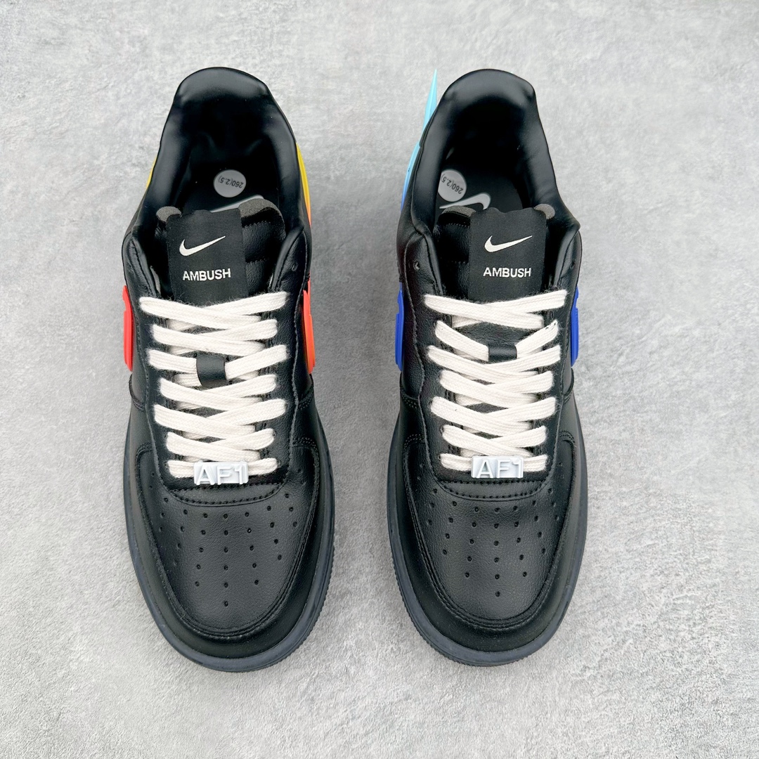 图片[2]-＃福利特价 AMBUSH x NK Air Force 1 Low 空军一号宽底版系列低帮百搭休闲运动板鞋 联名大钩 DV3464-001 在 Yoon Ahn 的职权范围内 AMBUSH 已经确立了自己在日本街头服饰生态系统中的主要地位 同时通过 Air Adjust Force 和一系列 Dunks 的合作帮助 他们最近在美国的东亚印记显着扩大 预计将在这个假期首次亮相 该品牌现在将其人才带入 Air Force 1，这是这两个群体年轻的四年关系中的第一次 除了之前看到的“白/黑”AF1 后者的结构始终采用优质工具 鞋面采用高端滚纹皮革 而 AMBUSH 品牌的鞋跟夹和加长的摩托车尾管 Swooshes 为下面所示的包覆设计注入了个性 相对于标志性的“三重黑”美学 深黑色产品享有上述色调的完全色调处理 除了它的中足格纹和上鞋舌品牌 它用清爽的白色细节和镀铬杜布拉斯照亮了漆黑的整体 “皇家蓝”锚定了从鞋垫到第二套服装不间断鞋底单元的所有东西 而与上述相同的装饰 – 包括鞋跟标签 – 以名义上的黄色阴影结束 尺码：36 36.5 37.5 38 38.5 39 40 40.5 41 42 42.5 43 44 44.5 45-选品中心