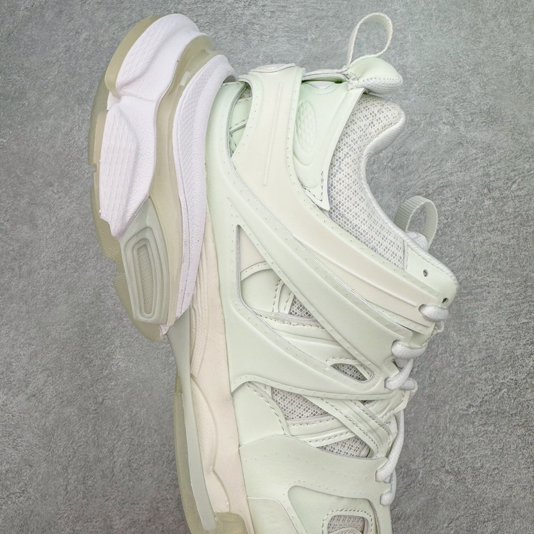 图片[9]-💰460 ＃VG零售版 BALENCIAGA Track 巴黎世家三代复古老爹鞋 夜光配色 全套原纸板楦头开发 最原汁原味的灵魂版型 全鞋荧光划线卡点 胶水把控整洁度追求极致完美 每一双都是工艺品 多重QC质检 超越公司货的品控标准 实实在在的免检产品 原盒原配 正确字体电绣 粗细、位置、大小正确 侧边TPU 透气孔匹配意产原版 正确气垫分离大底 TPU软底 原版一致大底LOGO 立体感十足 原厂皮料水洗做旧 采购原厂网纱 该款鞋采用网眼布和尼龙制成 不含皮革 鞋舌饰有Track.2橡胶品牌标识 外侧饰有橡胶品牌标识 泡沫后帮压印品牌标识 外底正面压印BB标识 由176块饰片拼接而成的铰接式鞋面 侧面配金属质感网眼布 内面配有额外金属光泽饰件 包含1副鞋带和1副备用鞋带 后帮配有拉环鞋提 动态鞋底设计 为双脚带来后续的助力 正常尺码 Size：35 36 37 38 39 40 41 42 43 44 45 46 编码：by5936030-莆田鞋批发中心