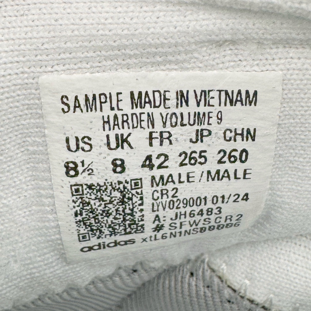 图片[15]-＃独家首发 AD Harden Vol.9 詹姆斯哈登九代签名篮球鞋 JH6483 整体依旧承袭着科幻的外观姿态，鞋侧三线采用类似抓痕的风格示人。搭配类似液态金属的配色光泽，第一眼看着就特别有速度感和战斗气息。鞋底方面，同样采用隐藏中底设定。而这一代的外底上翻的纹理更多，相信对快速摆脱、变向移动更有帮助。尺码：40 40.5 41 42 42.5 43 44 44.5 45 46 47.5-选品中心