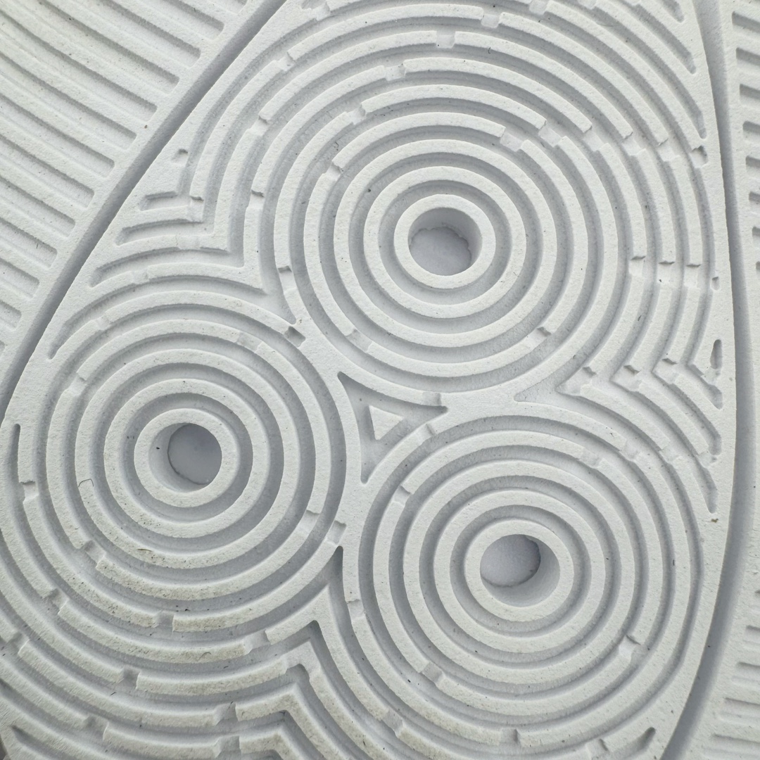 图片[14]-＃独家首发 AD Harden Vol.9 詹姆斯哈登九代签名篮球鞋 JH6483 整体依旧承袭着科幻的外观姿态，鞋侧三线采用类似抓痕的风格示人。搭配类似液态金属的配色光泽，第一眼看着就特别有速度感和战斗气息。鞋底方面，同样采用隐藏中底设定。而这一代的外底上翻的纹理更多，相信对快速摆脱、变向移动更有帮助。尺码：40 40.5 41 42 42.5 43 44 44.5 45 46 47.5-选品中心