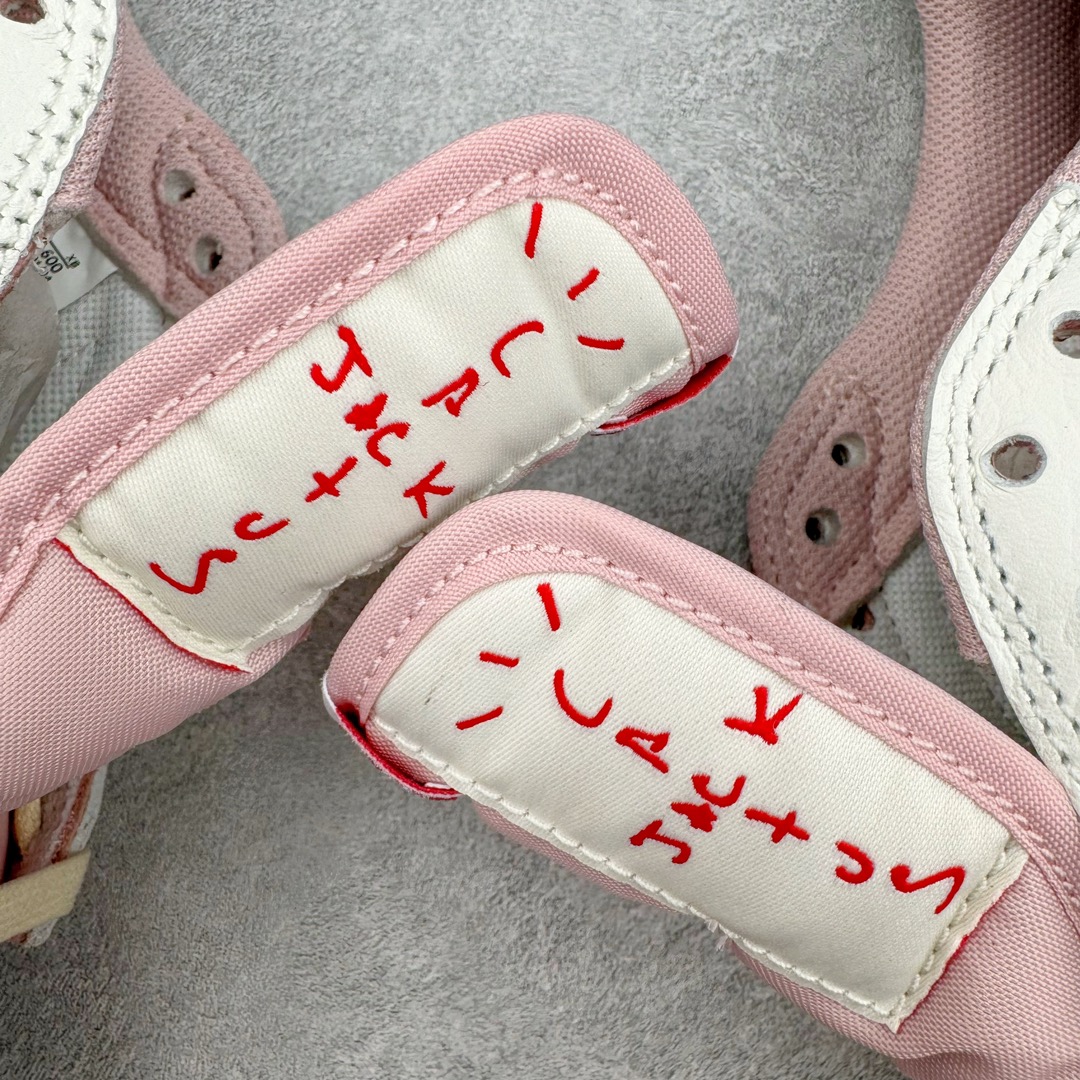 图片[18]-＃DG2.0 Travis Scott x Air Jordan AJ1 Low OG SP TS联名9.0 白粉倒钩低帮 DM7866-600 全新批次 Ljr同源清远全套加持 圈内最强倒钩系列 高端零售特供批次 产品品控稳定性领先行业 各方面均可对飙L版 良心定价不杀猪 SZ原厂全套原楦原纸板冲刀磨具开发 原厂皮料加持 原厂港宝加持定型后跟R度完美 同源原厂电绣 鬼脸飞翼针数密度立体效果一致 百分百一致原鞋 原厂拉帮工艺 针距密度一致 后跟弧度收口自然不对折 极致一眼正品既视感 进口玻璃冲刀皮料裁剪零毛边 全鞋电脑针车工艺 品控清洁度最高QC检验标准 免检产品 原厂订购鞋盒、鞋标、防尘纸、鞋撑、鞋带 追求极致的原厂味道 尺码：40 40.5 41 42 42.5 43 44 44.5 45 46 47.5-选品中心