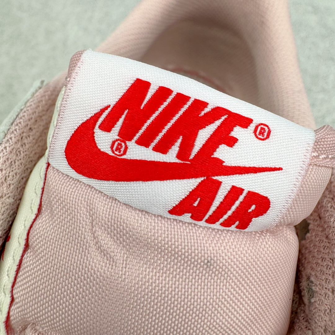 图片[15]-＃DG2.0 Travis Scott x Air Jordan AJ1 Low OG SP TS联名9.0 白粉倒钩低帮 DM7866-600 全新批次 Ljr同源清远全套加持 圈内最强倒钩系列 高端零售特供批次 产品品控稳定性领先行业 各方面均可对飙L版 良心定价不杀猪 SZ原厂全套原楦原纸板冲刀磨具开发 原厂皮料加持 原厂港宝加持定型后跟R度完美 同源原厂电绣 鬼脸飞翼针数密度立体效果一致 百分百一致原鞋 原厂拉帮工艺 针距密度一致 后跟弧度收口自然不对折 极致一眼正品既视感 进口玻璃冲刀皮料裁剪零毛边 全鞋电脑针车工艺 品控清洁度最高QC检验标准 免检产品 原厂订购鞋盒、鞋标、防尘纸、鞋撑、鞋带 追求极致的原厂味道 尺码：40 40.5 41 42 42.5 43 44 44.5 45 46 47.5-选品中心