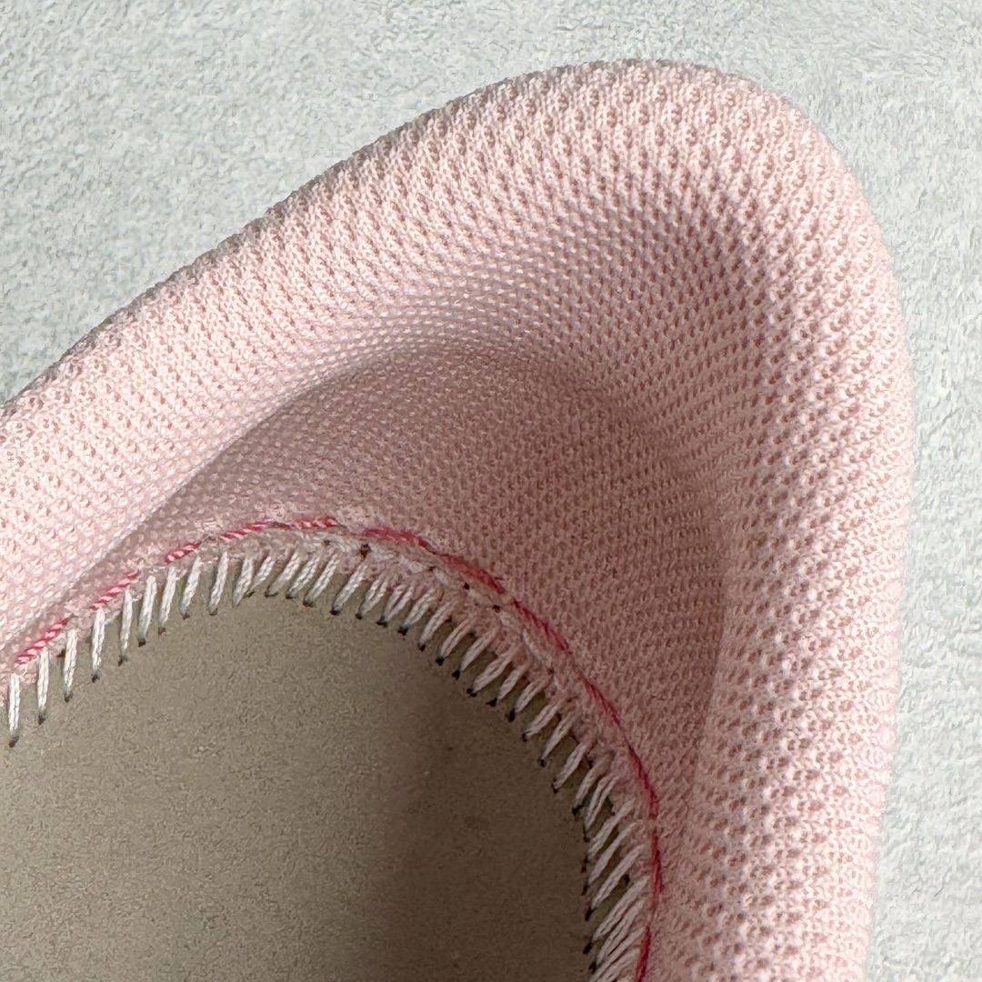 图片[16]-＃DG2.0 Travis Scott x Air Jordan AJ1 Low OG SP TS联名9.0 白粉倒钩低帮 DM7866-600 全新批次 Ljr同源清远全套加持 圈内最强倒钩系列 高端零售特供批次 产品品控稳定性领先行业 各方面均可对飙L版 良心定价不杀猪 SZ原厂全套原楦原纸板冲刀磨具开发 原厂皮料加持 原厂港宝加持定型后跟R度完美 同源原厂电绣 鬼脸飞翼针数密度立体效果一致 百分百一致原鞋 原厂拉帮工艺 针距密度一致 后跟弧度收口自然不对折 极致一眼正品既视感 进口玻璃冲刀皮料裁剪零毛边 全鞋电脑针车工艺 品控清洁度最高QC检验标准 免检产品 原厂订购鞋盒、鞋标、防尘纸、鞋撑、鞋带 追求极致的原厂味道 尺码：40 40.5 41 42 42.5 43 44 44.5 45 46 47.5-选品中心