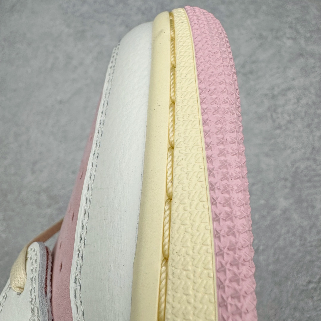 图片[17]-＃DG2.0 Travis Scott x Air Jordan AJ1 Low OG SP TS联名9.0 白粉倒钩低帮 DM7866-600 全新批次 Ljr同源清远全套加持 圈内最强倒钩系列 高端零售特供批次 产品品控稳定性领先行业 各方面均可对飙L版 良心定价不杀猪 SZ原厂全套原楦原纸板冲刀磨具开发 原厂皮料加持 原厂港宝加持定型后跟R度完美 同源原厂电绣 鬼脸飞翼针数密度立体效果一致 百分百一致原鞋 原厂拉帮工艺 针距密度一致 后跟弧度收口自然不对折 极致一眼正品既视感 进口玻璃冲刀皮料裁剪零毛边 全鞋电脑针车工艺 品控清洁度最高QC检验标准 免检产品 原厂订购鞋盒、鞋标、防尘纸、鞋撑、鞋带 追求极致的原厂味道 尺码：40 40.5 41 42 42.5 43 44 44.5 45 46 47.5-选品中心