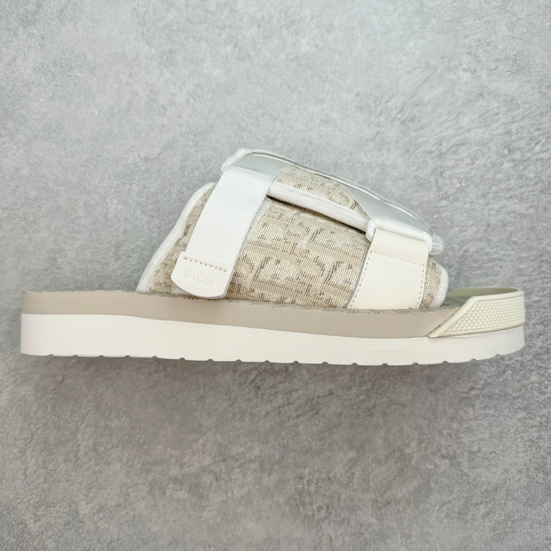 #纯原 Dior Alpha Obique 迪奥电绣时尚拖鞋 此款包头拖鞋特色在于采用米色和黑色 Dior Oblique 经典传统采用电绣提花辨识度很高 该图案最初于 1967 年引入 这款凉鞋采用结实的双色橡胶鞋底 搭配黑色尼龙饰带 侧面饰以Dior徽标 正面橡胶拼接保护鞋头 可搭配牛仔裤或长裤穿着 提升休闲服饰的格调 尺码 39 40 41 42 43 44 45-选品中心