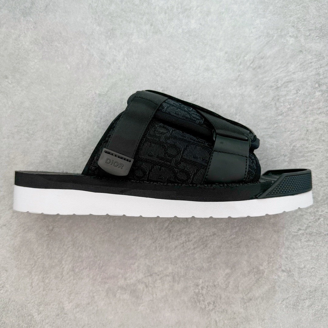 ＃纯原 Dior Alpha Obique 迪奥电绣时尚拖鞋 此款包头拖鞋特色在于采用米色和黑色 Dior Oblique 经典传统采用电绣提花辨识度很高 该图案最初于 1967 年引入 这款凉鞋采用结实的双色橡胶鞋底 搭配黑色尼龙饰带 侧面饰以Dior徽标 正面橡胶拼接保护鞋头 可搭配牛仔裤或长裤穿着 提升休闲服饰的格调 尺码 39 40 41 42 43 44 45-选品中心