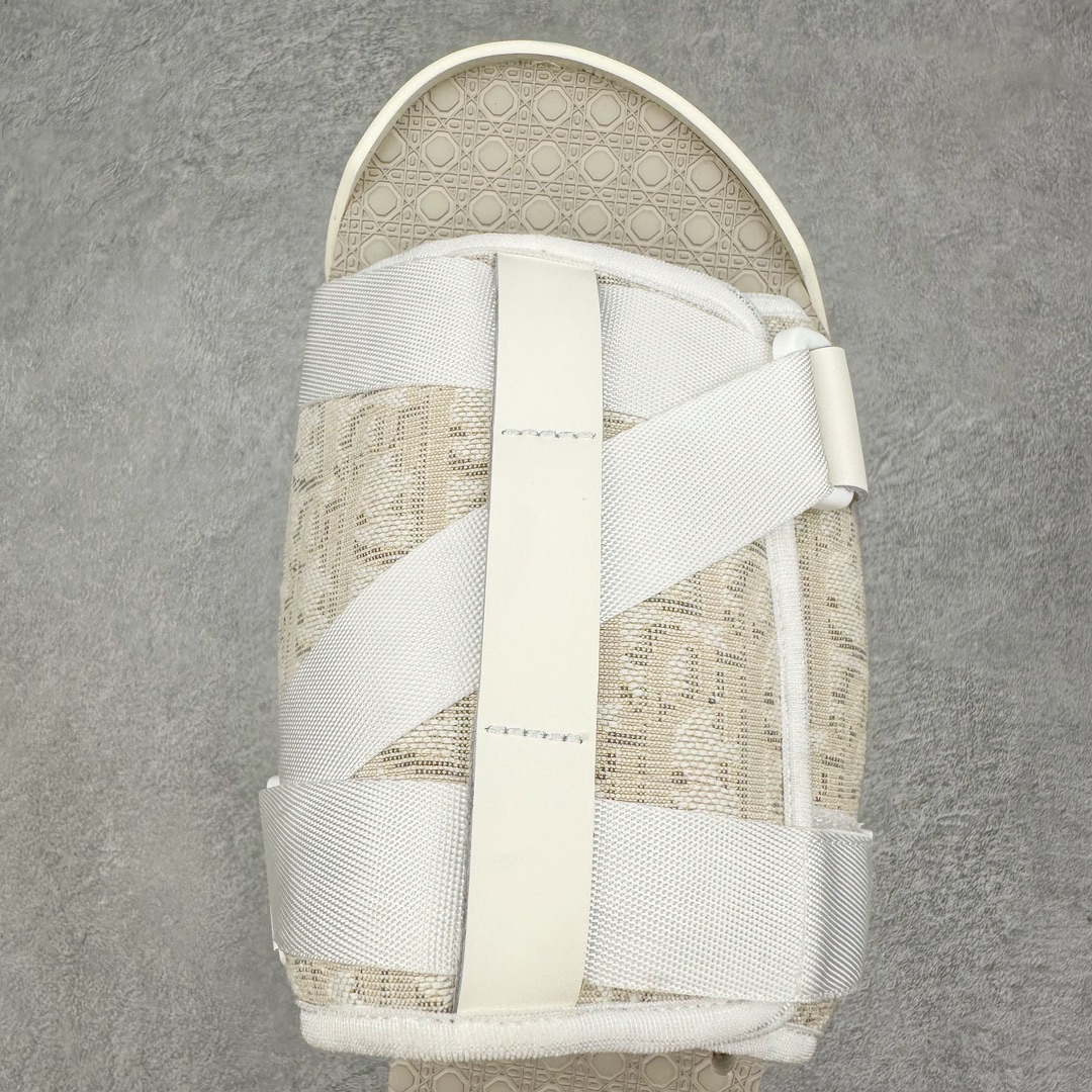 图片[4]-＃纯原 Dior Alpha Obique 迪奥电绣时尚拖鞋 此款包头拖鞋特色在于采用米色和黑色 Dior Oblique 经典传统采用电绣提花辨识度很高 该图案最初于 1967 年引入 这款凉鞋采用结实的双色橡胶鞋底 搭配黑色尼龙饰带 侧面饰以Dior徽标 正面橡胶拼接保护鞋头 可搭配牛仔裤或长裤穿着 提升休闲服饰的格调 尺码 39 40 41 42 43 44 45-选品中心