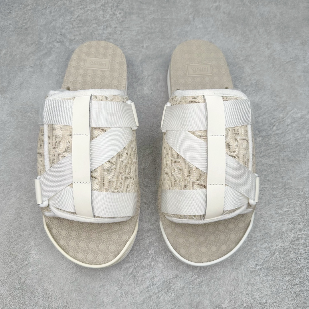 图片[2]-＃纯原 Dior Alpha Obique 迪奥电绣时尚拖鞋 此款包头拖鞋特色在于采用米色和黑色 Dior Oblique 经典传统采用电绣提花辨识度很高 该图案最初于 1967 年引入 这款凉鞋采用结实的双色橡胶鞋底 搭配黑色尼龙饰带 侧面饰以Dior徽标 正面橡胶拼接保护鞋头 可搭配牛仔裤或长裤穿着 提升休闲服饰的格调 尺码 39 40 41 42 43 44 45-选品中心