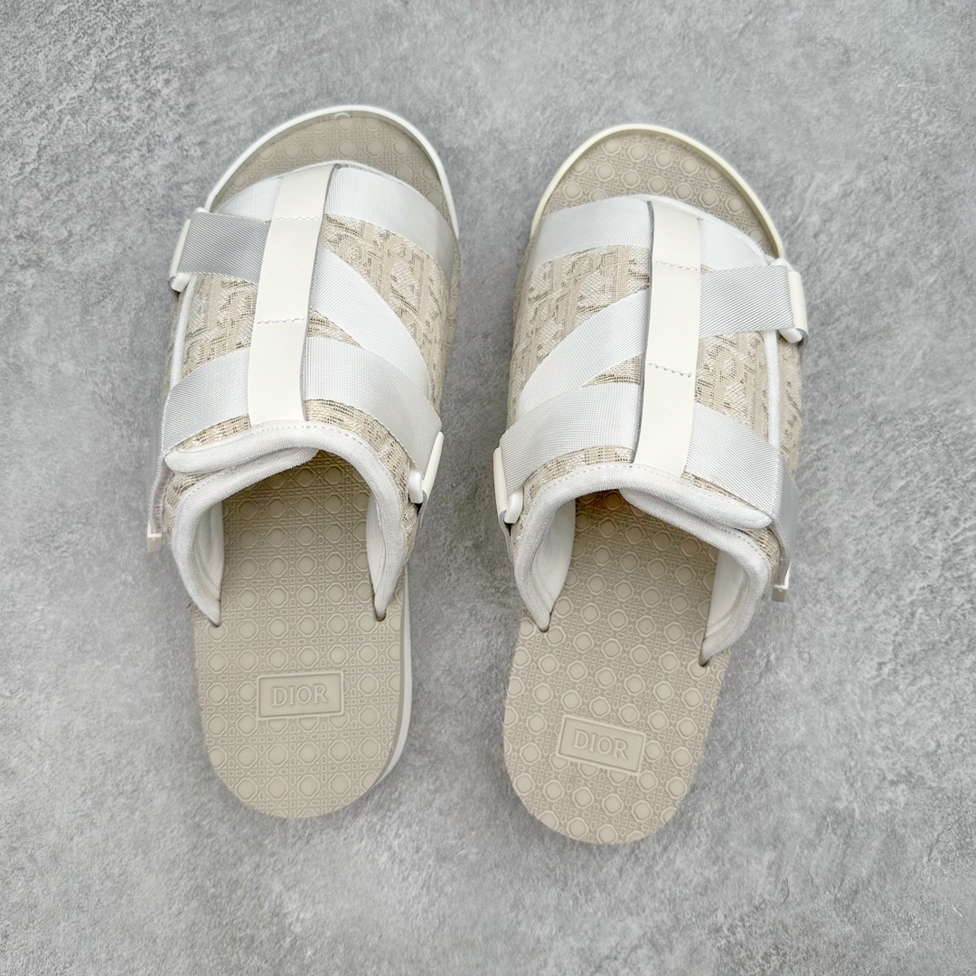 图片[3]-＃纯原 Dior Alpha Obique 迪奥电绣时尚拖鞋 此款包头拖鞋特色在于采用米色和黑色 Dior Oblique 经典传统采用电绣提花辨识度很高 该图案最初于 1967 年引入 这款凉鞋采用结实的双色橡胶鞋底 搭配黑色尼龙饰带 侧面饰以Dior徽标 正面橡胶拼接保护鞋头 可搭配牛仔裤或长裤穿着 提升休闲服饰的格调 尺码 39 40 41 42 43 44 45-选品中心