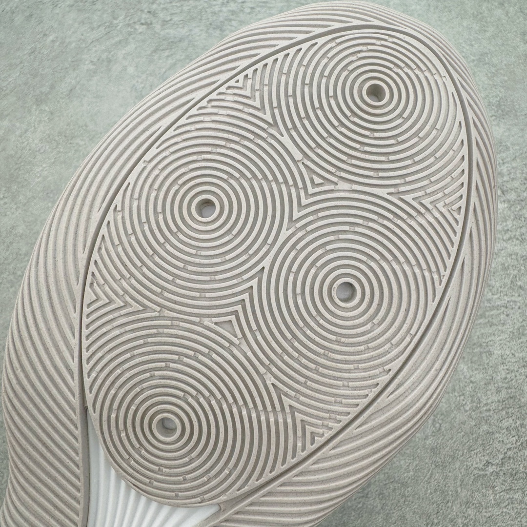 图片[16]-＃独家首发 AD Harden Vol.9 詹姆斯哈登九代签名篮球鞋 JH6496 整体依旧承袭着科幻的外观姿态，鞋侧三线采用类似抓痕的风格示人。搭配类似液态金属的配色光泽，第一眼看着就特别有速度感和战斗气息。鞋底方面，同样采用隐藏中底设定。而这一代的外底上翻的纹理更多，相信对快速摆脱、变向移动更有帮助。尺码：40 40.5 41 42 42.5 43 44 44.5 45 46 47.5-选品中心