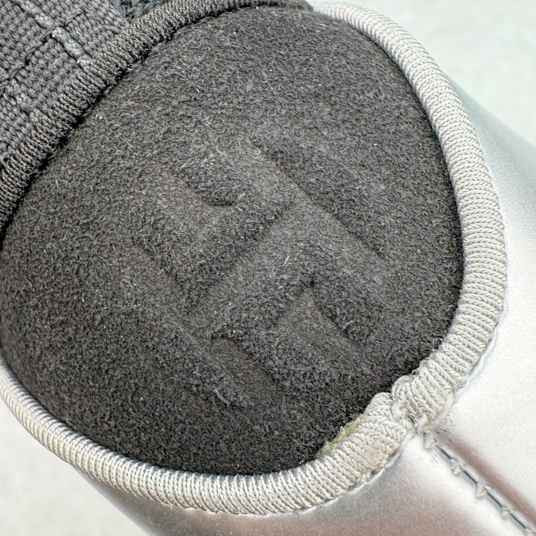 图片[12]-＃独家首发 AD Harden Vol.9 詹姆斯哈登九代签名篮球鞋 JH6496 整体依旧承袭着科幻的外观姿态，鞋侧三线采用类似抓痕的风格示人。搭配类似液态金属的配色光泽，第一眼看着就特别有速度感和战斗气息。鞋底方面，同样采用隐藏中底设定。而这一代的外底上翻的纹理更多，相信对快速摆脱、变向移动更有帮助。尺码：40 40.5 41 42 42.5 43 44 44.5 45 46 47.5-选品中心