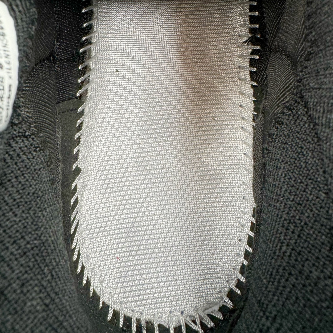 图片[10]-＃独家首发 AD Harden Vol.9 詹姆斯哈登九代签名篮球鞋 JH6496 整体依旧承袭着科幻的外观姿态，鞋侧三线采用类似抓痕的风格示人。搭配类似液态金属的配色光泽，第一眼看着就特别有速度感和战斗气息。鞋底方面，同样采用隐藏中底设定。而这一代的外底上翻的纹理更多，相信对快速摆脱、变向移动更有帮助。尺码：40 40.5 41 42 42.5 43 44 44.5 45 46 47.5-选品中心