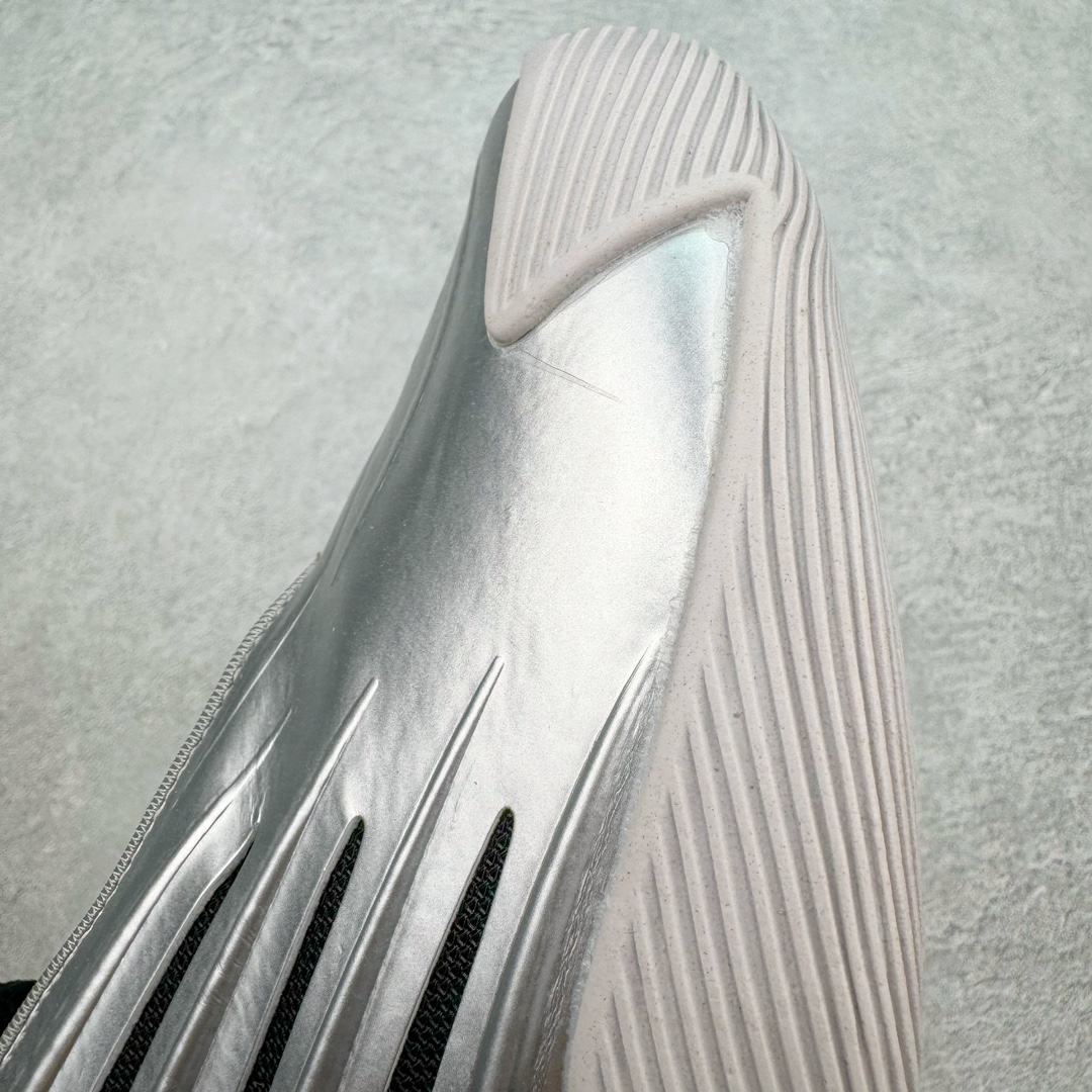 图片[13]-＃独家首发 AD Harden Vol.9 詹姆斯哈登九代签名篮球鞋 JH6496 整体依旧承袭着科幻的外观姿态，鞋侧三线采用类似抓痕的风格示人。搭配类似液态金属的配色光泽，第一眼看着就特别有速度感和战斗气息。鞋底方面，同样采用隐藏中底设定。而这一代的外底上翻的纹理更多，相信对快速摆脱、变向移动更有帮助。尺码：40 40.5 41 42 42.5 43 44 44.5 45 46 47.5-选品中心