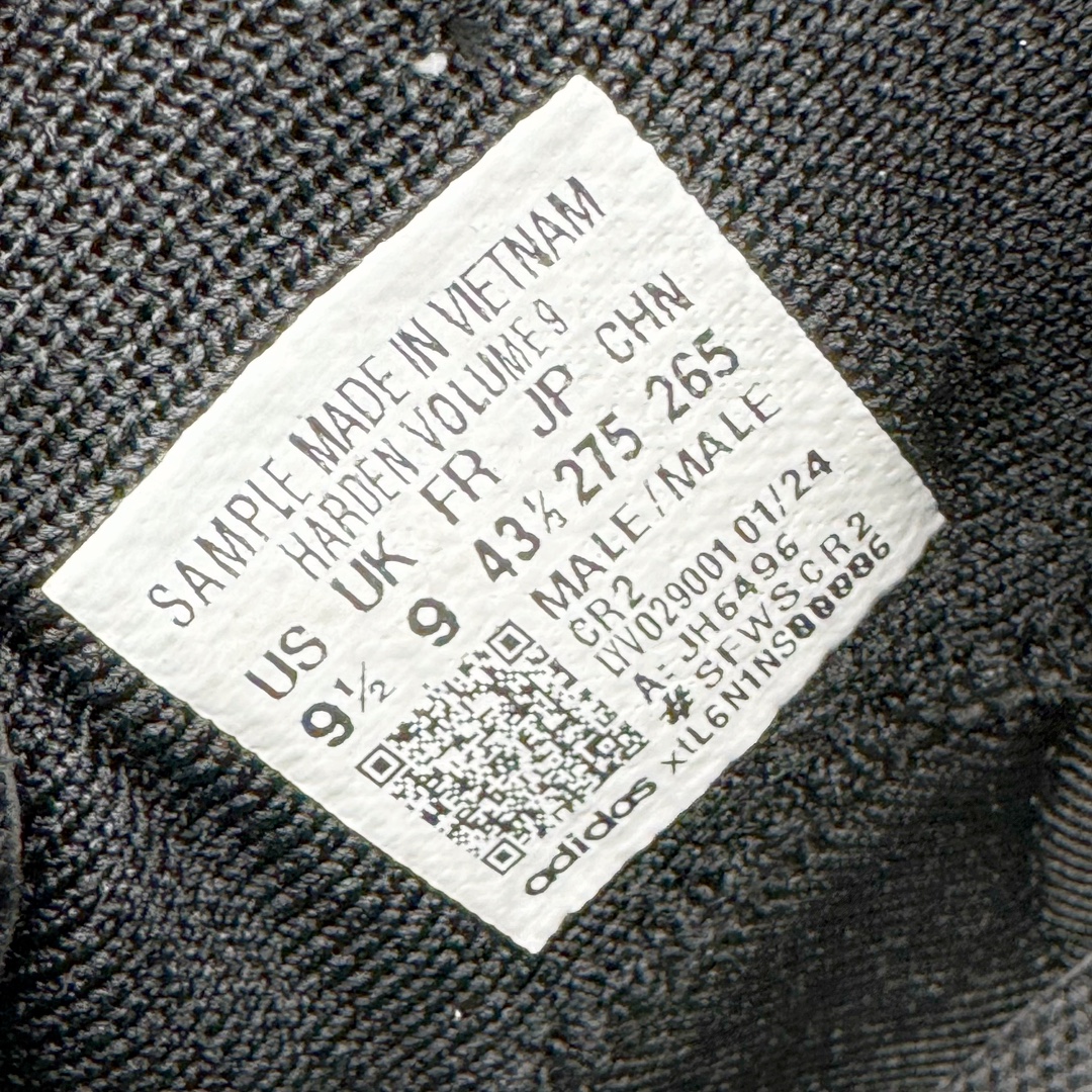 图片[11]-＃独家首发 AD Harden Vol.9 詹姆斯哈登九代签名篮球鞋 JH6496 整体依旧承袭着科幻的外观姿态，鞋侧三线采用类似抓痕的风格示人。搭配类似液态金属的配色光泽，第一眼看着就特别有速度感和战斗气息。鞋底方面，同样采用隐藏中底设定。而这一代的外底上翻的纹理更多，相信对快速摆脱、变向移动更有帮助。尺码：40 40.5 41 42 42.5 43 44 44.5 45 46 47.5-选品中心