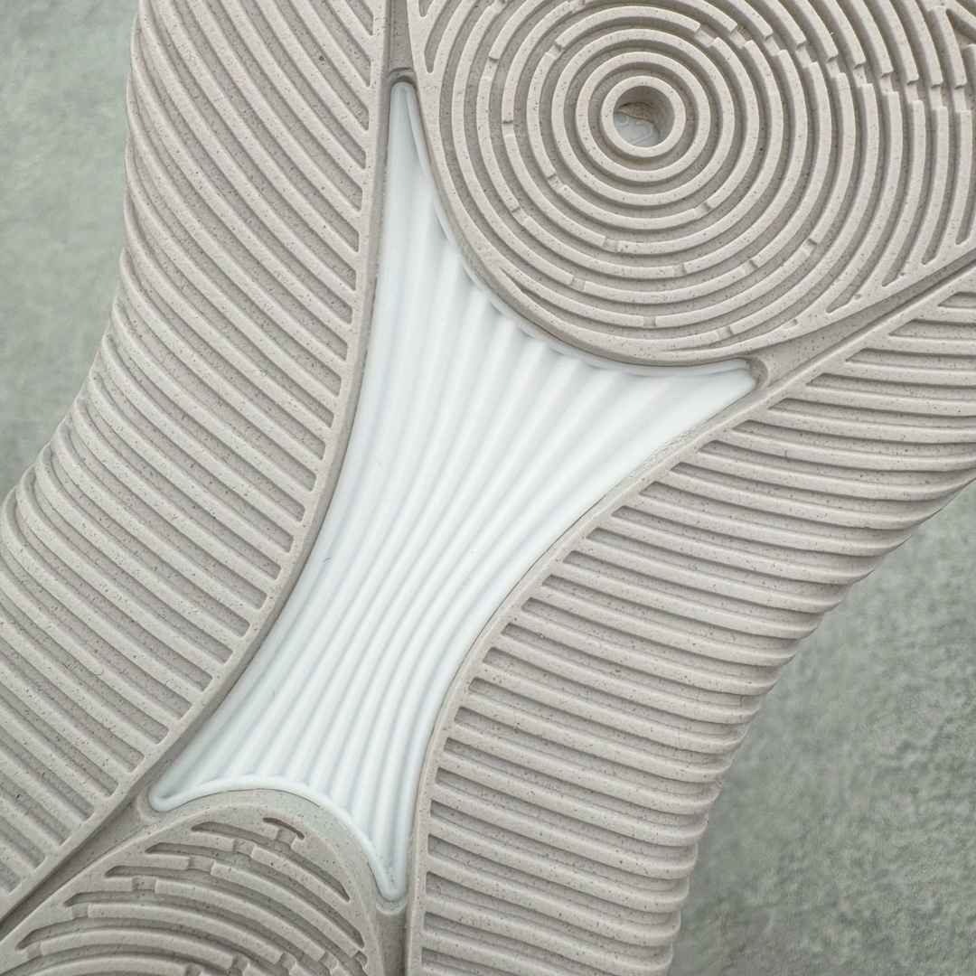 图片[17]-＃独家首发 AD Harden Vol.9 詹姆斯哈登九代签名篮球鞋 JH6496 整体依旧承袭着科幻的外观姿态，鞋侧三线采用类似抓痕的风格示人。搭配类似液态金属的配色光泽，第一眼看着就特别有速度感和战斗气息。鞋底方面，同样采用隐藏中底设定。而这一代的外底上翻的纹理更多，相信对快速摆脱、变向移动更有帮助。尺码：40 40.5 41 42 42.5 43 44 44.5 45 46 47.5-选品中心