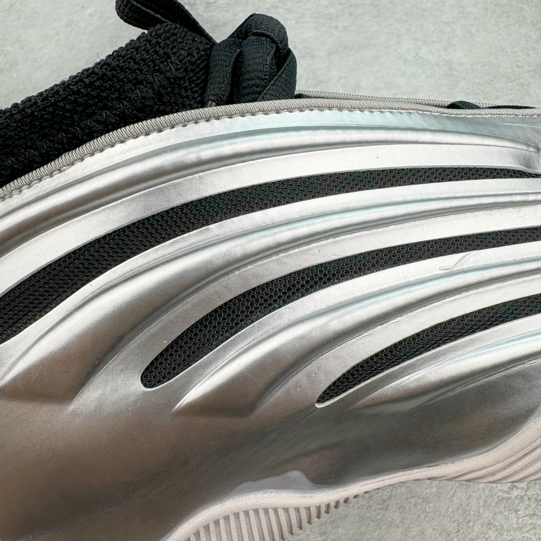 图片[15]-＃独家首发 AD Harden Vol.9 詹姆斯哈登九代签名篮球鞋 JH6496 整体依旧承袭着科幻的外观姿态，鞋侧三线采用类似抓痕的风格示人。搭配类似液态金属的配色光泽，第一眼看着就特别有速度感和战斗气息。鞋底方面，同样采用隐藏中底设定。而这一代的外底上翻的纹理更多，相信对快速摆脱、变向移动更有帮助。尺码：40 40.5 41 42 42.5 43 44 44.5 45 46 47.5-选品中心