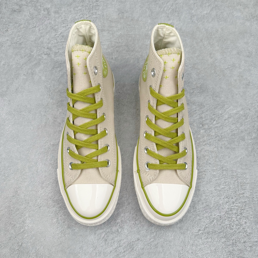 图片[2]-Converse Chuck 70 绿野仙踪 匡威新款 高帮休闲舒适帆布硫化鞋 经典1970鞋身搭配浅杏色鞋面 鞋带及围条运用牛油果绿加以点缀 鞋舌印有十字刺绣 整体极具质感 夏日清新穿搭首选 货号：A08530C 尺码：35 36 36.5 37 37.5 38 39 39.5 41 41.5 42 42.5 43 44-选品中心