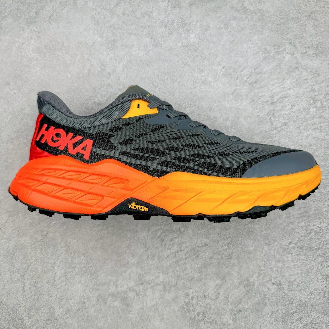 HOKA ONE ONE Speedgoat 5 户外越野跑步鞋 飞速羚羊5系列 新一代工程网纱鞋面 在确保鞋面稳定性的同时减少了固定胶条的使用 鞋面更轻盈、透气、舒适 可回收材料 为环保做出贡献 延伸后跟拉攀 方便快速穿脱 速度型滚动平衡技术 在崎岖的路面上 为平稳顺畅的步伐提供支持 HOKA ONE ONE是来自美国的跑步鞋知名品牌 创立于2009年 始终致力于为所有跑者提供更新、更好的跑步装备 相比常规跑鞋特别研发使用性能独特的几何形跑鞋中底 此种鞋底更厚、更高、回弹性也更好 除了卓越的缓冲性能 它还能为各种阶段的跑者带来更具动感、更加稳定的跑步体验 从设计之初就清楚意识到 要保证跑者步幅的均匀一致 双脚自然而然的运动至关重要 尺码：36 36.5 37.5 38 38.5 39 40 40.5 41 42 42.5 43 44 44.5 45-选品中心