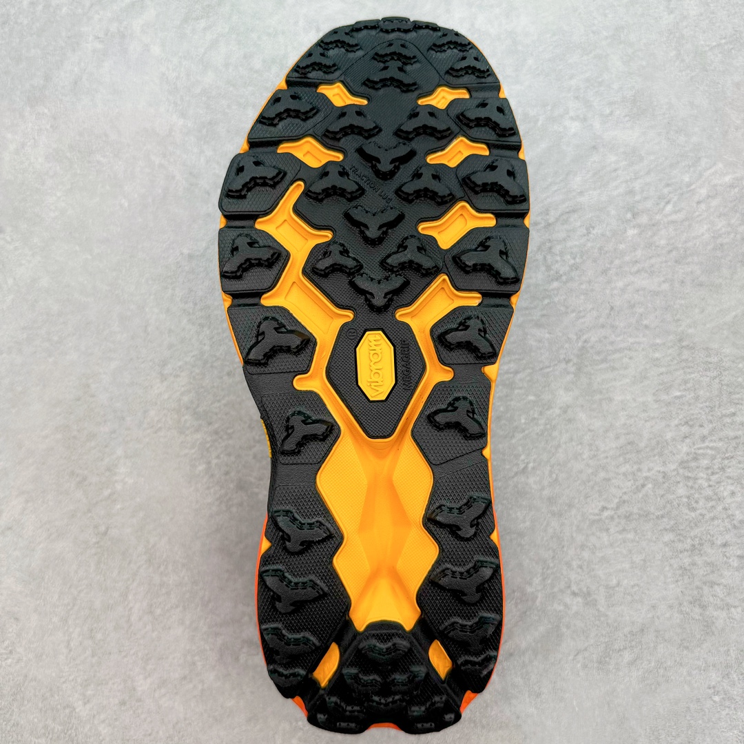 图片[9]-HOKA ONE ONE Speedgoat 5 户外越野跑步鞋 飞速羚羊5系列 新一代工程网纱鞋面 在确保鞋面稳定性的同时减少了固定胶条的使用 鞋面更轻盈、透气、舒适 可回收材料 为环保做出贡献 延伸后跟拉攀 方便快速穿脱 速度型滚动平衡技术 在崎岖的路面上 为平稳顺畅的步伐提供支持 HOKA ONE ONE是来自美国的跑步鞋知名品牌 创立于2009年 始终致力于为所有跑者提供更新、更好的跑步装备 相比常规跑鞋特别研发使用性能独特的几何形跑鞋中底 此种鞋底更厚、更高、回弹性也更好 除了卓越的缓冲性能 它还能为各种阶段的跑者带来更具动感、更加稳定的跑步体验 从设计之初就清楚意识到 要保证跑者步幅的均匀一致 双脚自然而然的运动至关重要 尺码：36 36.5 37.5 38 38.5 39 40 40.5 41 42 42.5 43 44 44.5 45-选品中心