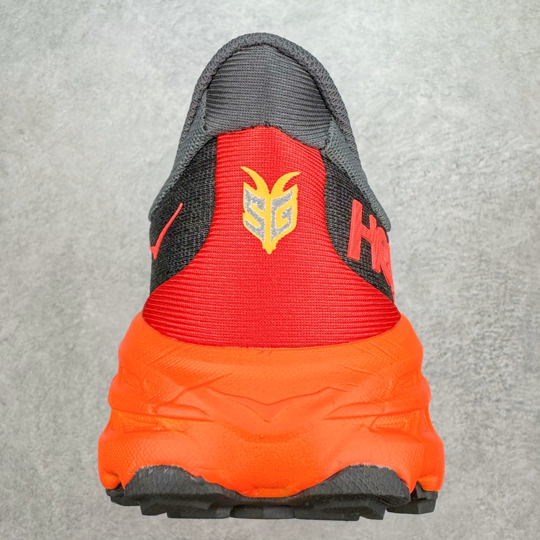 图片[8]-HOKA ONE ONE Speedgoat 5 户外越野跑步鞋 飞速羚羊5系列 新一代工程网纱鞋面 在确保鞋面稳定性的同时减少了固定胶条的使用 鞋面更轻盈、透气、舒适 可回收材料 为环保做出贡献 延伸后跟拉攀 方便快速穿脱 速度型滚动平衡技术 在崎岖的路面上 为平稳顺畅的步伐提供支持 HOKA ONE ONE是来自美国的跑步鞋知名品牌 创立于2009年 始终致力于为所有跑者提供更新、更好的跑步装备 相比常规跑鞋特别研发使用性能独特的几何形跑鞋中底 此种鞋底更厚、更高、回弹性也更好 除了卓越的缓冲性能 它还能为各种阶段的跑者带来更具动感、更加稳定的跑步体验 从设计之初就清楚意识到 要保证跑者步幅的均匀一致 双脚自然而然的运动至关重要 尺码：36 36.5 37.5 38 38.5 39 40 40.5 41 42 42.5 43 44 44.5 45-选品中心