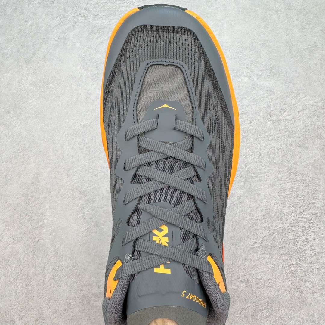 图片[4]-HOKA ONE ONE Speedgoat 5 户外越野跑步鞋 飞速羚羊5系列 新一代工程网纱鞋面 在确保鞋面稳定性的同时减少了固定胶条的使用 鞋面更轻盈、透气、舒适 可回收材料 为环保做出贡献 延伸后跟拉攀 方便快速穿脱 速度型滚动平衡技术 在崎岖的路面上 为平稳顺畅的步伐提供支持 HOKA ONE ONE是来自美国的跑步鞋知名品牌 创立于2009年 始终致力于为所有跑者提供更新、更好的跑步装备 相比常规跑鞋特别研发使用性能独特的几何形跑鞋中底 此种鞋底更厚、更高、回弹性也更好 除了卓越的缓冲性能 它还能为各种阶段的跑者带来更具动感、更加稳定的跑步体验 从设计之初就清楚意识到 要保证跑者步幅的均匀一致 双脚自然而然的运动至关重要 尺码：36 36.5 37.5 38 38.5 39 40 40.5 41 42 42.5 43 44 44.5 45-选品中心
