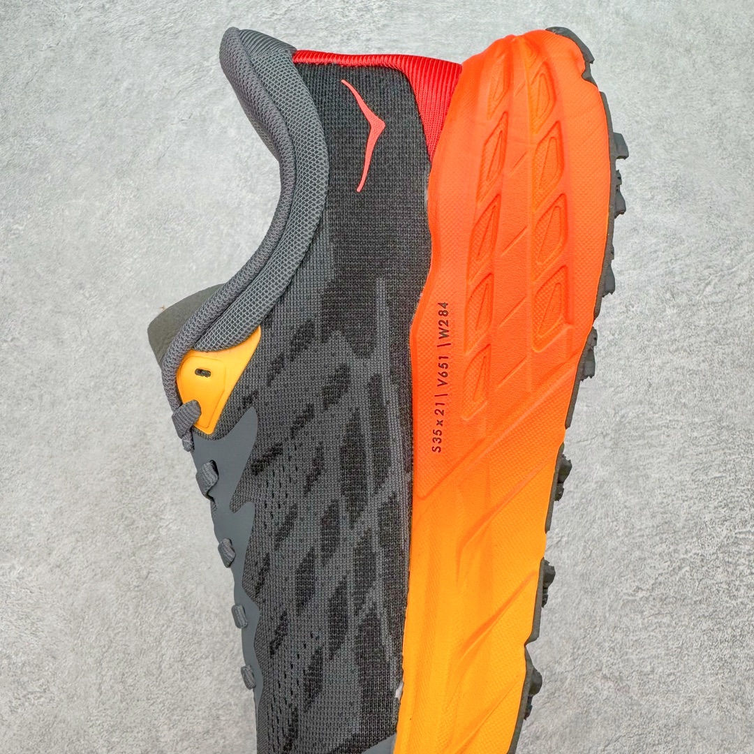 图片[7]-HOKA ONE ONE Speedgoat 5 户外越野跑步鞋 飞速羚羊5系列 新一代工程网纱鞋面 在确保鞋面稳定性的同时减少了固定胶条的使用 鞋面更轻盈、透气、舒适 可回收材料 为环保做出贡献 延伸后跟拉攀 方便快速穿脱 速度型滚动平衡技术 在崎岖的路面上 为平稳顺畅的步伐提供支持 HOKA ONE ONE是来自美国的跑步鞋知名品牌 创立于2009年 始终致力于为所有跑者提供更新、更好的跑步装备 相比常规跑鞋特别研发使用性能独特的几何形跑鞋中底 此种鞋底更厚、更高、回弹性也更好 除了卓越的缓冲性能 它还能为各种阶段的跑者带来更具动感、更加稳定的跑步体验 从设计之初就清楚意识到 要保证跑者步幅的均匀一致 双脚自然而然的运动至关重要 尺码：36 36.5 37.5 38 38.5 39 40 40.5 41 42 42.5 43 44 44.5 45-选品中心