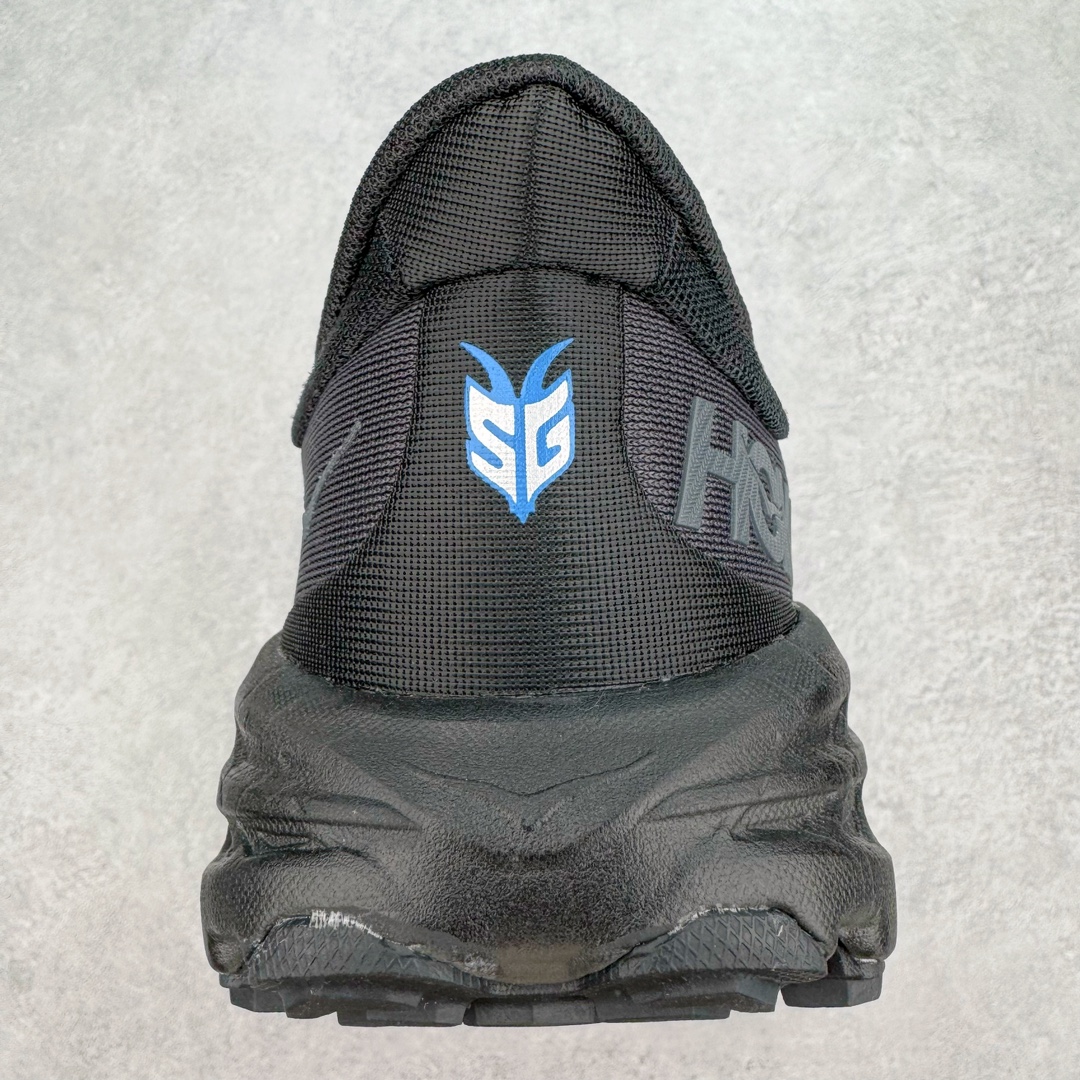 图片[8]-HOKA ONE ONE Speedgoat 5 户外越野跑步鞋 飞速羚羊5系列 新一代工程网纱鞋面 在确保鞋面稳定性的同时减少了固定胶条的使用 鞋面更轻盈、透气、舒适 可回收材料 为环保做出贡献 延伸后跟拉攀 方便快速穿脱 速度型滚动平衡技术 在崎岖的路面上 为平稳顺畅的步伐提供支持 HOKA ONE ONE是来自美国的跑步鞋知名品牌 创立于2009年 始终致力于为所有跑者提供更新、更好的跑步装备 相比常规跑鞋特别研发使用性能独特的几何形跑鞋中底 此种鞋底更厚、更高、回弹性也更好 除了卓越的缓冲性能 它还能为各种阶段的跑者带来更具动感、更加稳定的跑步体验 从设计之初就清楚意识到 要保证跑者步幅的均匀一致 双脚自然而然的运动至关重要 尺码：36 36.5 37.5 38 38.5 39 40 40.5 41 42 42.5 43 44 44.5 45-选品中心