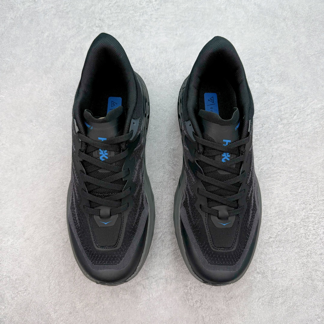 图片[2]-HOKA ONE ONE Speedgoat 5 户外越野跑步鞋 飞速羚羊5系列 新一代工程网纱鞋面 在确保鞋面稳定性的同时减少了固定胶条的使用 鞋面更轻盈、透气、舒适 可回收材料 为环保做出贡献 延伸后跟拉攀 方便快速穿脱 速度型滚动平衡技术 在崎岖的路面上 为平稳顺畅的步伐提供支持 HOKA ONE ONE是来自美国的跑步鞋知名品牌 创立于2009年 始终致力于为所有跑者提供更新、更好的跑步装备 相比常规跑鞋特别研发使用性能独特的几何形跑鞋中底 此种鞋底更厚、更高、回弹性也更好 除了卓越的缓冲性能 它还能为各种阶段的跑者带来更具动感、更加稳定的跑步体验 从设计之初就清楚意识到 要保证跑者步幅的均匀一致 双脚自然而然的运动至关重要 尺码：36 36.5 37.5 38 38.5 39 40 40.5 41 42 42.5 43 44 44.5 45-选品中心