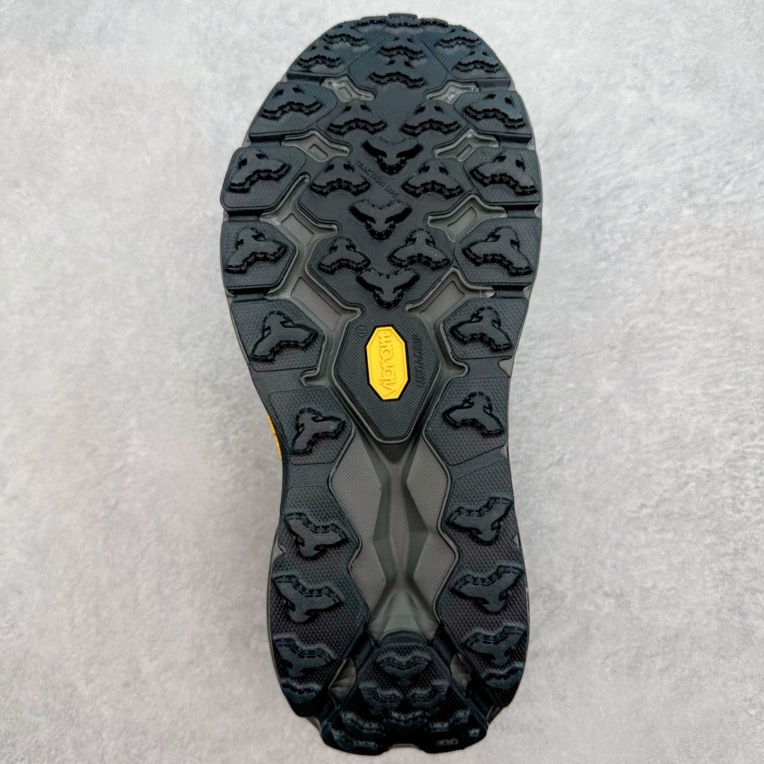 图片[9]-HOKA ONE ONE Speedgoat 5 户外越野跑步鞋 飞速羚羊5系列 新一代工程网纱鞋面 在确保鞋面稳定性的同时减少了固定胶条的使用 鞋面更轻盈、透气、舒适 可回收材料 为环保做出贡献 延伸后跟拉攀 方便快速穿脱 速度型滚动平衡技术 在崎岖的路面上 为平稳顺畅的步伐提供支持 HOKA ONE ONE是来自美国的跑步鞋知名品牌 创立于2009年 始终致力于为所有跑者提供更新、更好的跑步装备 相比常规跑鞋特别研发使用性能独特的几何形跑鞋中底 此种鞋底更厚、更高、回弹性也更好 除了卓越的缓冲性能 它还能为各种阶段的跑者带来更具动感、更加稳定的跑步体验 从设计之初就清楚意识到 要保证跑者步幅的均匀一致 双脚自然而然的运动至关重要 尺码：36 36.5 37.5 38 38.5 39 40 40.5 41 42 42.5 43 44 44.5 45-选品中心