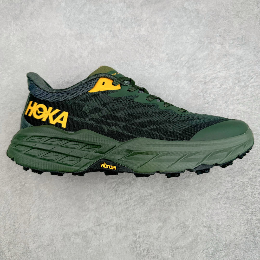 HOKA ONE ONE Speedgoat 5 户外越野跑步鞋 飞速羚羊5系列 新一代工程网纱鞋面 在确保鞋面稳定性的同时减少了固定胶条的使用 鞋面更轻盈、透气、舒适 可回收材料 为环保做出贡献 延伸后跟拉攀 方便快速穿脱 速度型滚动平衡技术 在崎岖的路面上 为平稳顺畅的步伐提供支持 HOKA ONE ONE是来自美国的跑步鞋知名品牌 创立于2009年 始终致力于为所有跑者提供更新、更好的跑步装备 相比常规跑鞋特别研发使用性能独特的几何形跑鞋中底 此种鞋底更厚、更高、回弹性也更好 除了卓越的缓冲性能 它还能为各种阶段的跑者带来更具动感、更加稳定的跑步体验 从设计之初就清楚意识到 要保证跑者步幅的均匀一致 双脚自然而然的运动至关重要 尺码：36 36.5 37.5 38 38.5 39 40 40.5 41 42 42.5 43 44 44.5 45-选品中心