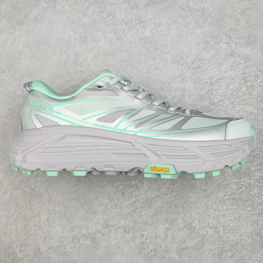 💰180 HOKA ONE ONE Mafate Speed 2 Low 玛法特2代系列低帮轻量户外越野休闲运动慢跑鞋 HOKA ONE ONE 最近推出了一个胶囊系列 Origin Story 这个系列里的 Mafate Speed 2 可以说让我日思夜想有一阵子了 最近终于拔草 让我来分享一下这双也是上脚赞到爆的越野跑鞋吧 以阿尔卑斯山脉作为主题将亮黄色与蓝色调覆盖在这经典轮廓之上 配色的呈现效果相当亮眼 以至于很多人买这个配色是用来日常搭配的 鞋面采用超轻的无缝架构 轻薄的TPU贴在透气的鞋面材料上 减轻重量同时也保证了支撑性 鞋底则采用滚动平衡技术 引导跑者回归自然步态 祖传的神奇EVA材质中底依旧是一如既往地表现优秀 能提供充足的缓震 作为HOKA家的越野跑鞋 VIBRAM 橡胶大底也是必不可少的 即便在复杂湿滑的地形 依旧能有良好的抓地力及稳定性 鞋带采用了弹性不易松脱的扁宽弹性鞋带 前掌与中掌部分也进行了加宽 也更加适合亚洲人的脚型 是一款十分全面且足够强悍的户外硬核越野鞋 而这双极其亮眼的越野跑鞋恰好又是在江山一百中参赛的UTMB冠军 Ludovic POMMERET 夺冠时穿着的战靴 这就让它变得更加有吸引力了 用来日常搭配的话短裤是基本不挑 长裤我个人推荐阔腿裤 工装裤以及各种长筒牛仔裤都可以 SIZE：36 36.5 37.5 38 38.5 39 40 40.5 41 42 42.5 43 44 44.5 45 编码：Sby2936050-运动鞋