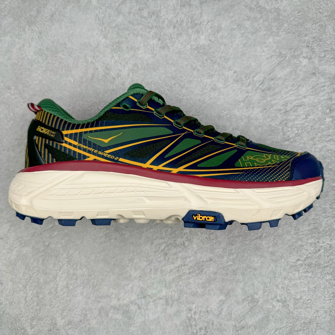 💰180 HOKA ONE ONE Mafate Speed 2 Low 玛法特2代系列低帮轻量户外越野休闲运动慢跑鞋 HOKA ONE ONE 最近推出了一个胶囊系列 Origin Story 这个系列里的 Mafate Speed 2 可以说让我日思夜想有一阵子了 最近终于拔草 让我来分享一下这双也是上脚赞到爆的越野跑鞋吧 以阿尔卑斯山脉作为主题将亮黄色与蓝色调覆盖在这经典轮廓之上 配色的呈现效果相当亮眼 以至于很多人买这个配色是用来日常搭配的 鞋面采用超轻的无缝架构 轻薄的TPU贴在透气的鞋面材料上 减轻重量同时也保证了支撑性 鞋底则采用滚动平衡技术 引导跑者回归自然步态 祖传的神奇EVA材质中底依旧是一如既往地表现优秀 能提供充足的缓震 作为HOKA家的越野跑鞋 VIBRAM 橡胶大底也是必不可少的 即便在复杂湿滑的地形 依旧能有良好的抓地力及稳定性 鞋带采用了弹性不易松脱的扁宽弹性鞋带 前掌与中掌部分也进行了加宽 也更加适合亚洲人的脚型 是一款十分全面且足够强悍的户外硬核越野鞋 而这双极其亮眼的越野跑鞋恰好又是在江山一百中参赛的UTMB冠军 Ludovic POMMERET 夺冠时穿着的战靴 这就让它变得更加有吸引力了 用来日常搭配的话短裤是基本不挑 长裤我个人推荐阔腿裤 工装裤以及各种长筒牛仔裤都可以 SIZE：36 36.5 37.5 38 38.5 39 40 40.5 41 42 42.5 43 44 44.5 45 编码：Sby2936050-运动鞋