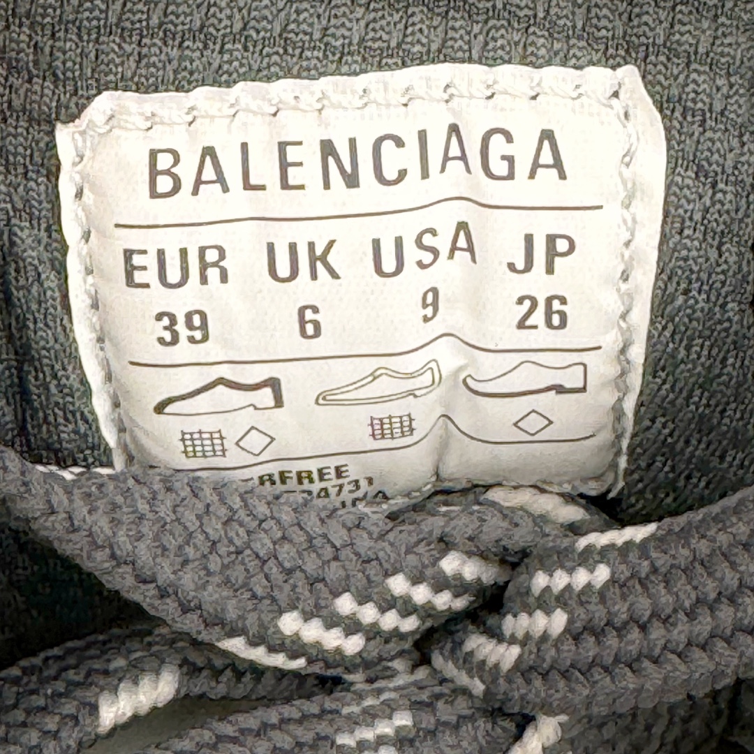 图片[19]-💰350 ＃VG零售版 BALENCIAGA 3XL Sneakers 巴黎世家十代网布系带低帮走秀复古老爹鞋 全套原纸板楦头开发 最原汁原味的灵魂版型 全鞋荧光划线卡点 胶水把控整洁度追求极致完美 每一双都是工艺品 多重QC质检 超越公司货的品控标准 实实在在的免检产品 原盒原配 正确字体电绣 粗细、位置、大小正确 侧边TPU 透气孔匹配意产原版 正确分离大底 TPU软底 原版一致大底LOGO 立体感十足 原厂皮料水洗做旧 采购原厂网纱 不含皮革 网布材料和聚氨酯 磨损效果 鞋头边缘和后帮 Balenciaga 徽标 鞋面和后跟凸印尺码 鞋舌 3XL 橡胶品牌标识和反光细节 鞋帮拉袢和鞋舌拉祥 配反光细节 备用鞋带在鞋履前侧 可在穿着前取下 便于不同造型搭配 正常尺码 尺码：35 36 37 38 39 40 41 42 43 44 45 46 编码：by4936020-运动鞋