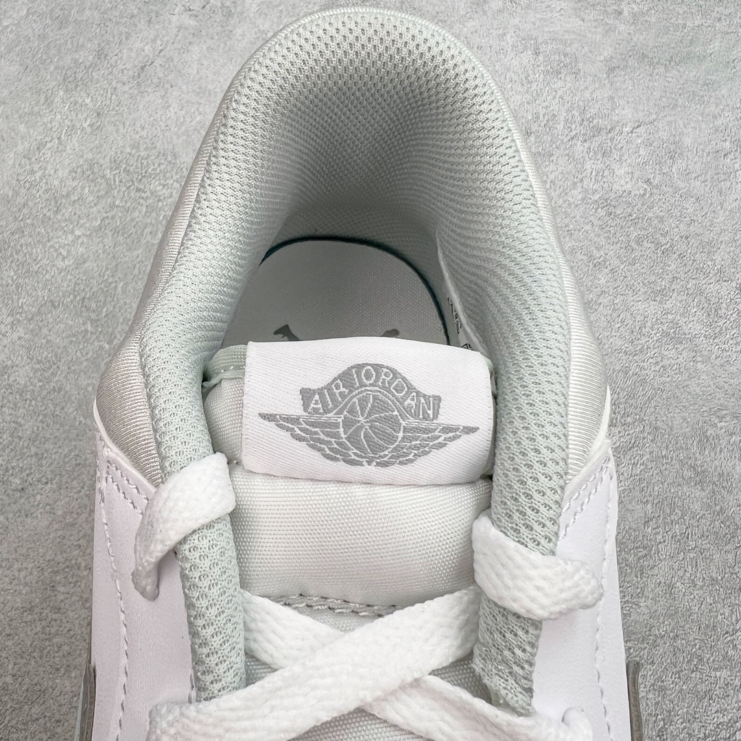 图片[13]-＃奥莱Zp订单福利 Air Jordan Legacy AJ312 低帮 FV8115-101 奥莱zp订单 直播间399 499一样的东西 帮你省钱 鞋身采用了皮革材质打造 横跨鞋面的魔术贴十分吸睛 侧面的Swoosh Logo的一部分被鞋面遮挡了一部分 颇具玩味 魔术贴上标有NK标识 而鞋舌上是Jordan的经典飞翼Logo 后跟和鞋底均采用了Air Jordan 3 的设计 后跟上同样也使用了经典的爆裂纹图案 尺码：40 40.5 41 42 42.5 43 44 44.5 45-选品中心