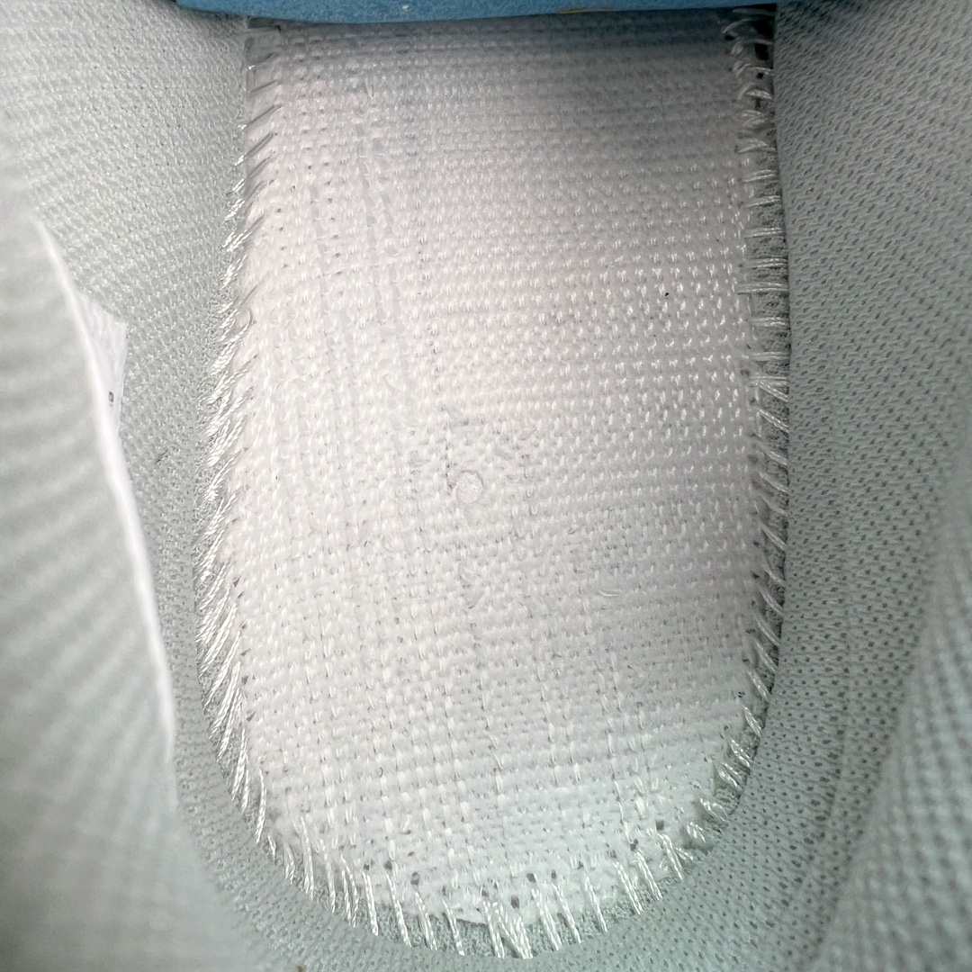 图片[11]-＃奥莱Zp订单福利 Air Jordan Legacy AJ312 低帮 FV8115-101 奥莱zp订单 直播间399 499一样的东西 帮你省钱 鞋身采用了皮革材质打造 横跨鞋面的魔术贴十分吸睛 侧面的Swoosh Logo的一部分被鞋面遮挡了一部分 颇具玩味 魔术贴上标有NK标识 而鞋舌上是Jordan的经典飞翼Logo 后跟和鞋底均采用了Air Jordan 3 的设计 后跟上同样也使用了经典的爆裂纹图案 尺码：40 40.5 41 42 42.5 43 44 44.5 45-选品中心