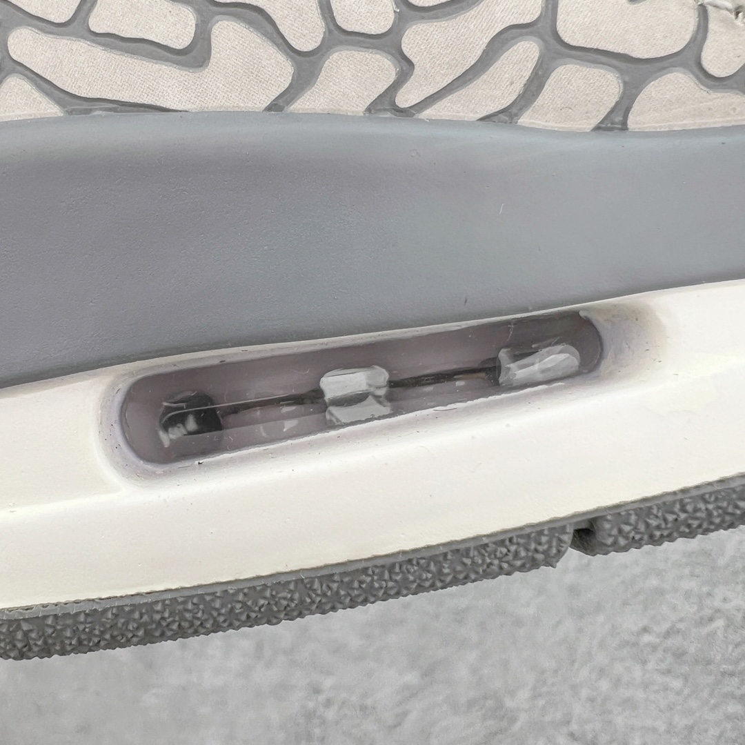 图片[19]-＃奥莱Zp订单福利 Air Jordan Legacy AJ312 低帮 FV8115-101 奥莱zp订单 直播间399 499一样的东西 帮你省钱 鞋身采用了皮革材质打造 横跨鞋面的魔术贴十分吸睛 侧面的Swoosh Logo的一部分被鞋面遮挡了一部分 颇具玩味 魔术贴上标有NK标识 而鞋舌上是Jordan的经典飞翼Logo 后跟和鞋底均采用了Air Jordan 3 的设计 后跟上同样也使用了经典的爆裂纹图案 尺码：40 40.5 41 42 42.5 43 44 44.5 45-选品中心