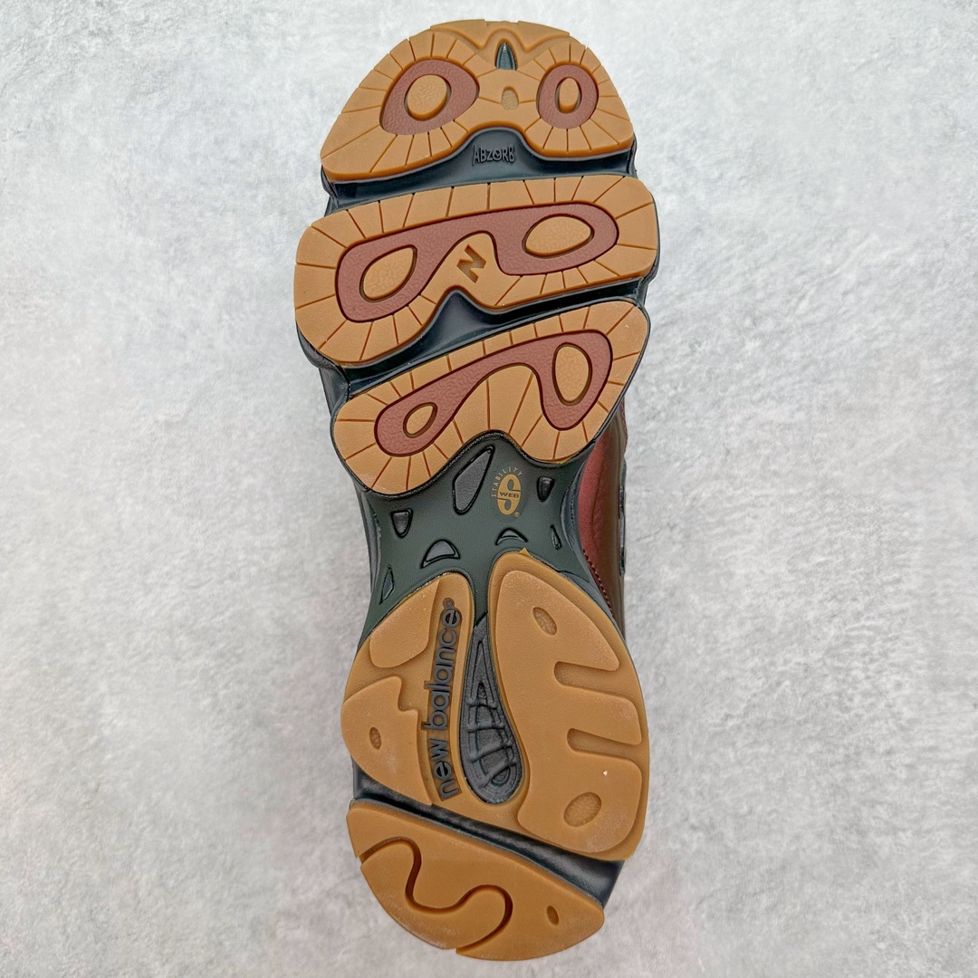 图片[9]-NB新百伦New Balance M1000 系列低帮复古老爹风休闲运动慢跑鞋 据悉，New Balance的复古鞋型M1000系列将在2024年正式回归。而自家美产创意总监Teddy Santis的AIMÉ LEON DORE也将率先推出联名1000撑撑场子，鞋款预计将在今年正式发布。New Balance1000系列作为NB最高端的鞋型，诞生于1999年，一度成为当年的热门鞋型，神似Nike Air Max95，现在看来也是一双符合潮流趋势的复古老爹鞋型。此番Teddy Santis亲自操刀，将丰富的配色和升级材质于复古的1000鞋型结合，鞋身采用米色、绿色和粉色的搭配。\\\”N\\\”字Logo也以全新的设计呈现，以1000标志性的网布和皮革材质打造，带来全新的视觉体验。后续ALD和New Balance1000的联名还将推出纯白配色，具体颜值还要等更多实物图的释出。AIMÉ LEON DORE和New Balance的多次联名一直有着超高的人气，无论是550还是1906R都有着不低的溢价，预计此番颜值不错的全新1000也会有着较高的人气。尺码：36 37 37.5 38 38.5 39.5 40 40.5 41.5 42 42.5 43 44 44.5 45-选品中心