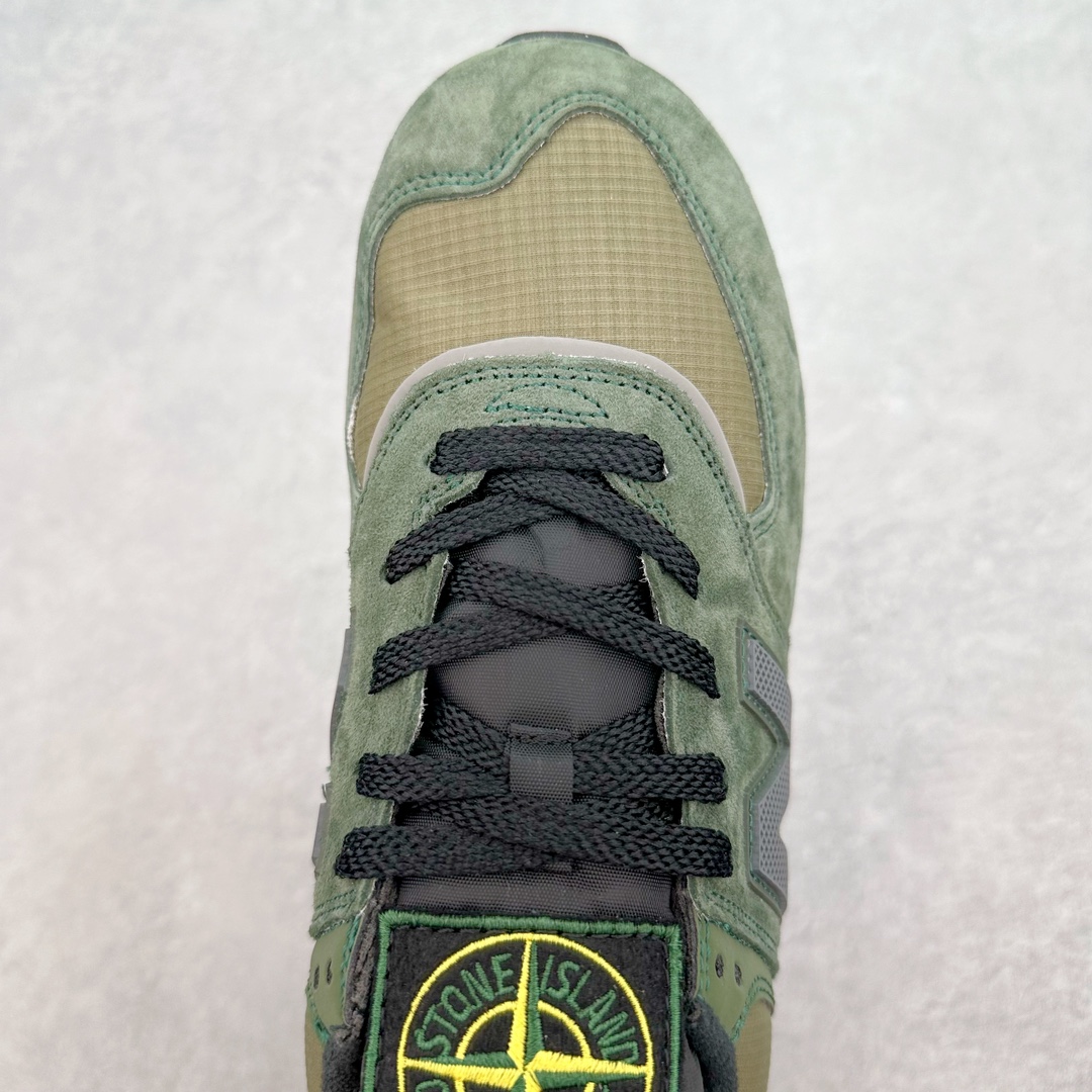 图片[4]-💰190 Stone Island x NB新百伦New Balance U574升级版系列低帮复古休闲运动慢跑鞋“石头岛联名军绿灰”U574LGST Stone Island x New Balance 574 Legacy迎来国内登场。作为双方的联名新品，一改此前的迎合跑鞋鞋型，采用更加适合日常穿搭上脚的 New Balance 574 Legacy 很难不让玩家动心，尤其是热衷 Stone Island 的岛民朋友。而此次更是采用 574 Legacy 作为蓝本，鞋款规格以及做工上更加精良。此次双方在配色选择上军绿色以及灰色作为主调，凸显出与 Stone Island 联名的硬核气质。优质的鞋身材质，也让整双鞋在熟悉的鞋型设计上，焕发出新的生机。鞋舌、鞋跟以及鞋垫点缀 Stone Island 标志性 LOGO，防撕裂织物鞋面、ABZORB 中底保证日常上脚的舒适度。尺码：36 36.5 37.5 38 38.5 39.5 40 40.5 41.5 42 42.5 43 44 45 46 编码：Dby2936060-运动鞋