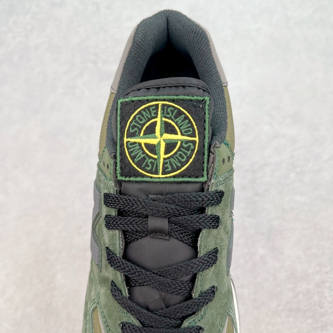 图片[5]-💰190 Stone Island x NB新百伦New Balance U574升级版系列低帮复古休闲运动慢跑鞋“石头岛联名军绿灰”U574LGST Stone Island x New Balance 574 Legacy迎来国内登场。作为双方的联名新品，一改此前的迎合跑鞋鞋型，采用更加适合日常穿搭上脚的 New Balance 574 Legacy 很难不让玩家动心，尤其是热衷 Stone Island 的岛民朋友。而此次更是采用 574 Legacy 作为蓝本，鞋款规格以及做工上更加精良。此次双方在配色选择上军绿色以及灰色作为主调，凸显出与 Stone Island 联名的硬核气质。优质的鞋身材质，也让整双鞋在熟悉的鞋型设计上，焕发出新的生机。鞋舌、鞋跟以及鞋垫点缀 Stone Island 标志性 LOGO，防撕裂织物鞋面、ABZORB 中底保证日常上脚的舒适度。尺码：36 36.5 37.5 38 38.5 39.5 40 40.5 41.5 42 42.5 43 44 45 46 编码：Dby2936060-运动鞋