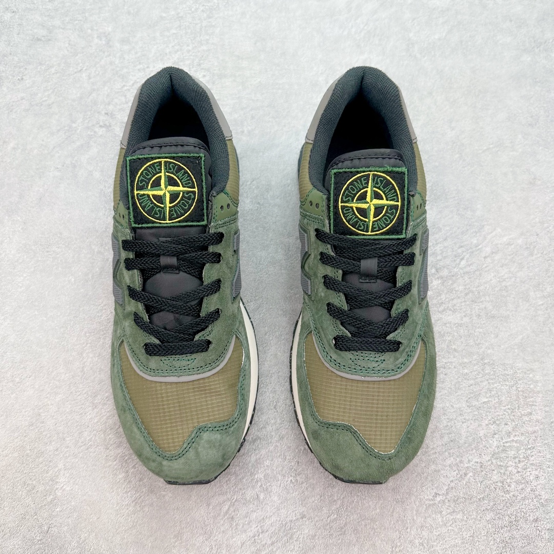 图片[2]-💰190 Stone Island x NB新百伦New Balance U574升级版系列低帮复古休闲运动慢跑鞋“石头岛联名军绿灰”U574LGST Stone Island x New Balance 574 Legacy迎来国内登场。作为双方的联名新品，一改此前的迎合跑鞋鞋型，采用更加适合日常穿搭上脚的 New Balance 574 Legacy 很难不让玩家动心，尤其是热衷 Stone Island 的岛民朋友。而此次更是采用 574 Legacy 作为蓝本，鞋款规格以及做工上更加精良。此次双方在配色选择上军绿色以及灰色作为主调，凸显出与 Stone Island 联名的硬核气质。优质的鞋身材质，也让整双鞋在熟悉的鞋型设计上，焕发出新的生机。鞋舌、鞋跟以及鞋垫点缀 Stone Island 标志性 LOGO，防撕裂织物鞋面、ABZORB 中底保证日常上脚的舒适度。尺码：36 36.5 37.5 38 38.5 39.5 40 40.5 41.5 42 42.5 43 44 45 46 编码：Dby2936060-运动鞋