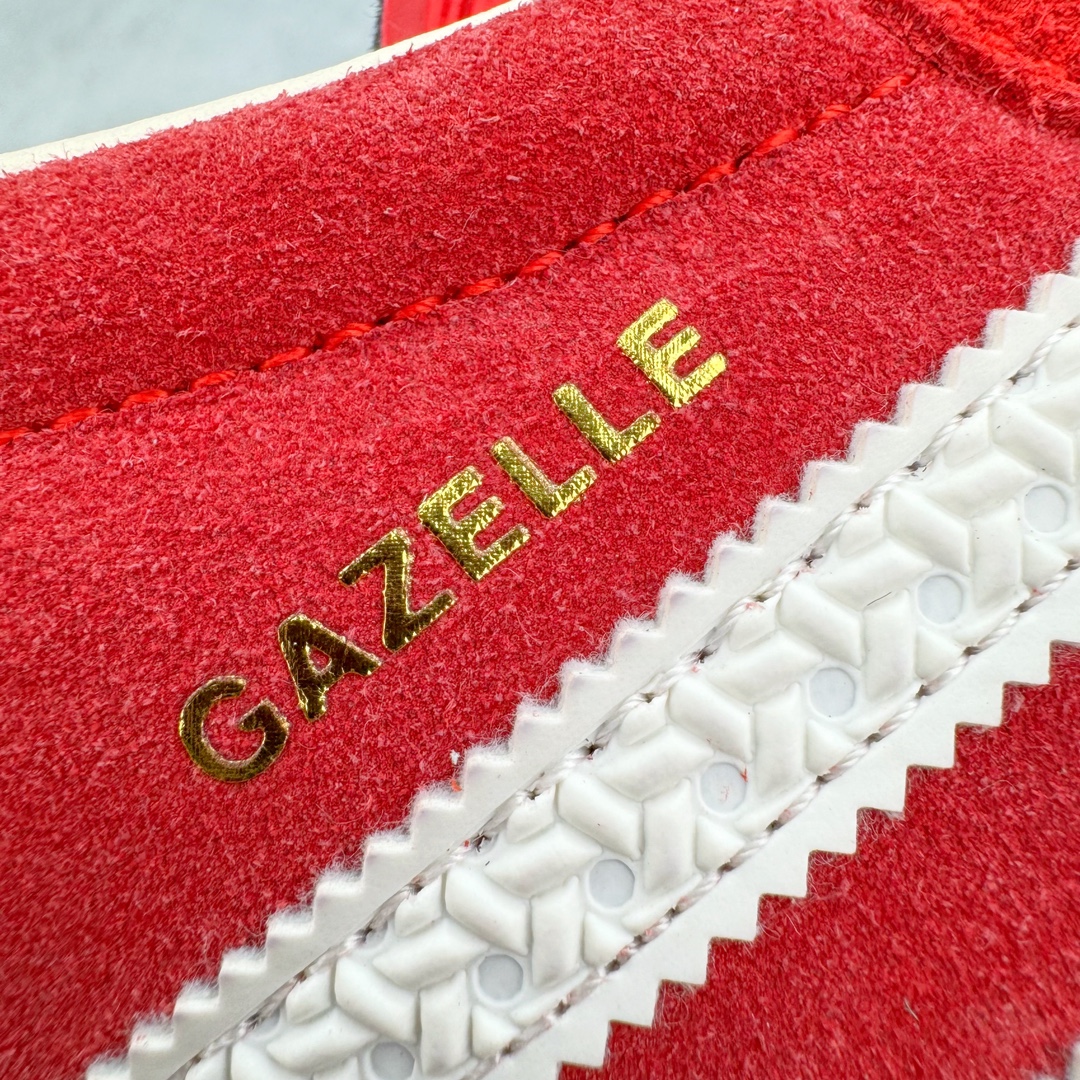 图片[20]-💰160 ＃CS纯原 AD Original Gazelle Indoor Trainers 瞪羚室内鞋系列低帮复古百搭休闲运动德训风板鞋 红白 IF1808 高端零售特供批次 原厂定制长毛翻毛皮组合环保纤维革鞋面材质 内置环保海玻璃鞋垫 外置RB橡胶大底 产品品控稳定性领先行业 原厂全套原楦原纸板冲刀磨具开发 原厂皮料加持 原厂港宝加持定型后跟R度完美 将复古进行到底 简约流畅 三十年不变经典 这款Gazelle运动鞋 无论面料、配色、质感或设计 都只在重现其1991年原款的经典 皮革鞋面 撞色三条纹和鞋跟标的设计 力求呈现90年代的经典复古风潮 Samba火热的同时 也带动了其它的复古鞋型 Gazelle便是其中一只 Gazelle Indoor拥有包边更宽的T字型鞋头 更好的保护运动员的前掌 浓浓的复古氛围感 非常适合现在流行的Cleanfit风格 SIZE：35.5 36 36.5 37.5 38 38.5 39 40 40.5 41 42 42.5 43 44 44.5 45 46 编码：by2936030-运动鞋