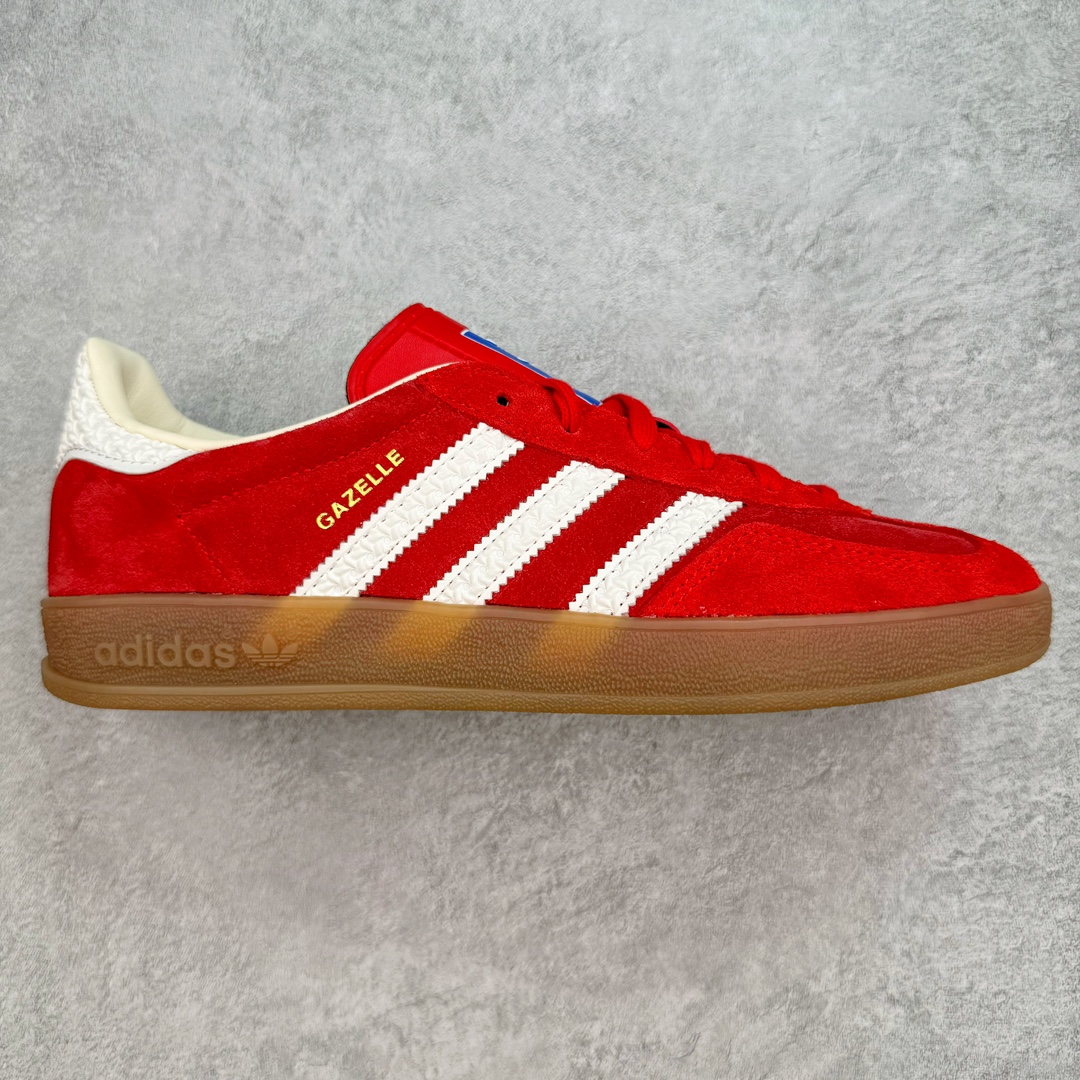 💰160 ＃CS纯原 AD Original Gazelle Indoor Trainers 瞪羚室内鞋系列低帮复古百搭休闲运动德训风板鞋 红白 IF1808 高端零售特供批次 原厂定制长毛翻毛皮组合环保纤维革鞋面材质 内置环保海玻璃鞋垫 外置RB橡胶大底 产品品控稳定性领先行业 原厂全套原楦原纸板冲刀磨具开发 原厂皮料加持 原厂港宝加持定型后跟R度完美 将复古进行到底 简约流畅 三十年不变经典 这款Gazelle运动鞋 无论面料、配色、质感或设计 都只在重现其1991年原款的经典 皮革鞋面 撞色三条纹和鞋跟标的设计 力求呈现90年代的经典复古风潮 Samba火热的同时 也带动了其它的复古鞋型 Gazelle便是其中一只 Gazelle Indoor拥有包边更宽的T字型鞋头 更好的保护运动员的前掌 浓浓的复古氛围感 非常适合现在流行的Cleanfit风格 SIZE：35.5 36 36.5 37.5 38 38.5 39 40 40.5 41 42 42.5 43 44 44.5 45 46 编码：by2936030-运动鞋